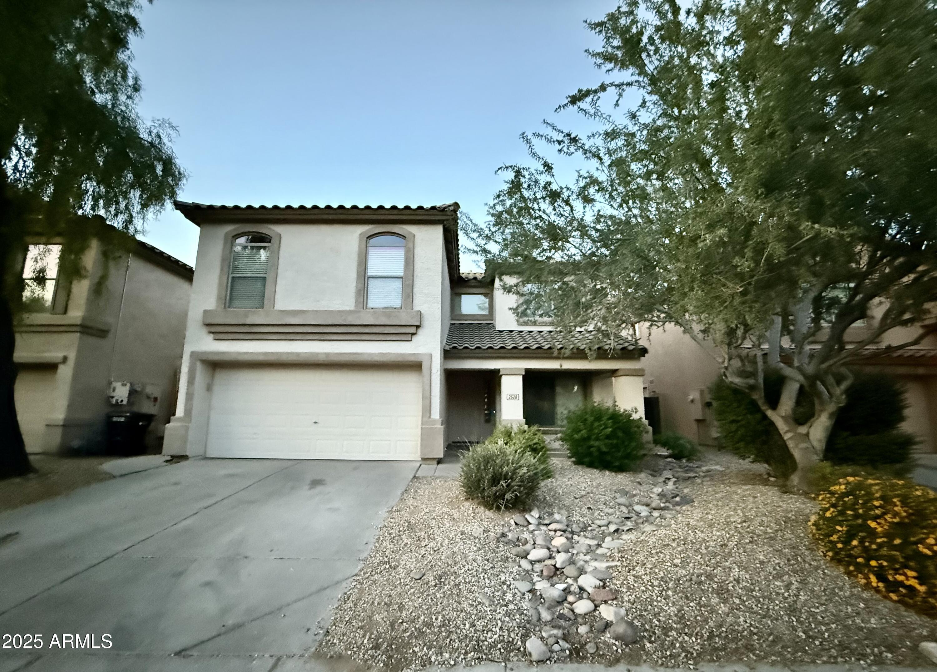 2528 W STRAIGHT ARROW Lane