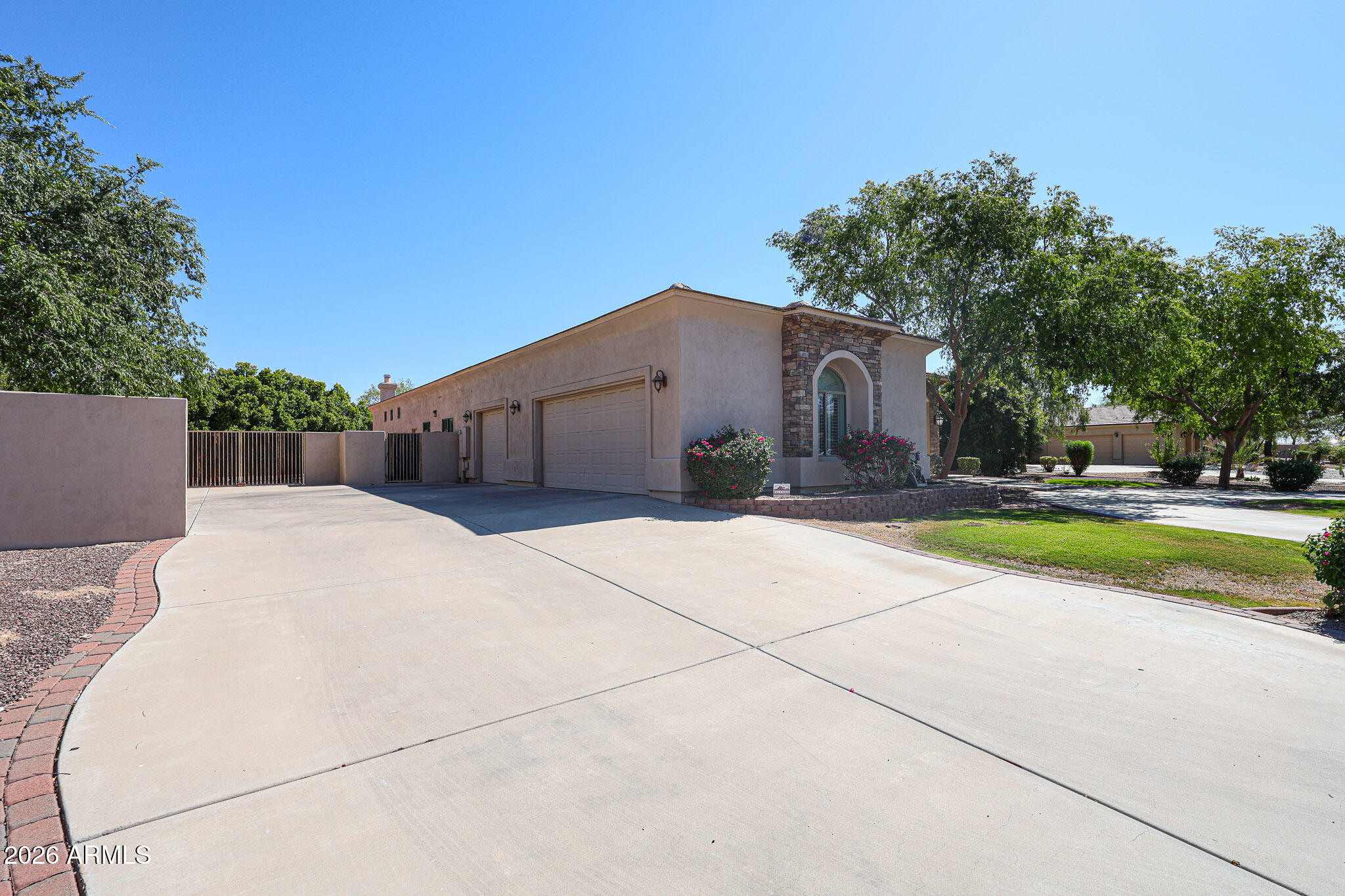925 E Valencia Drive