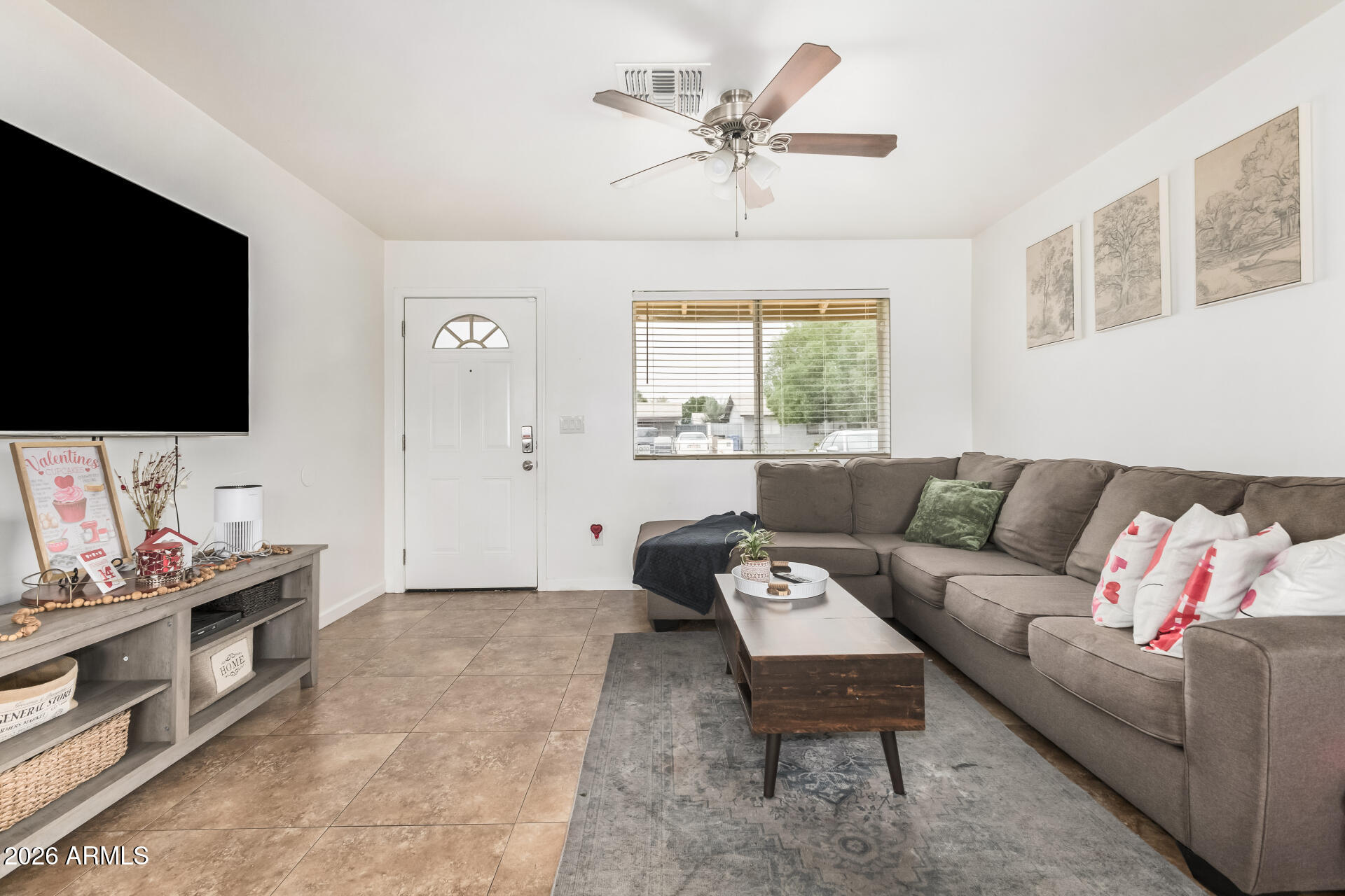 8819 W GLENROSA Avenue