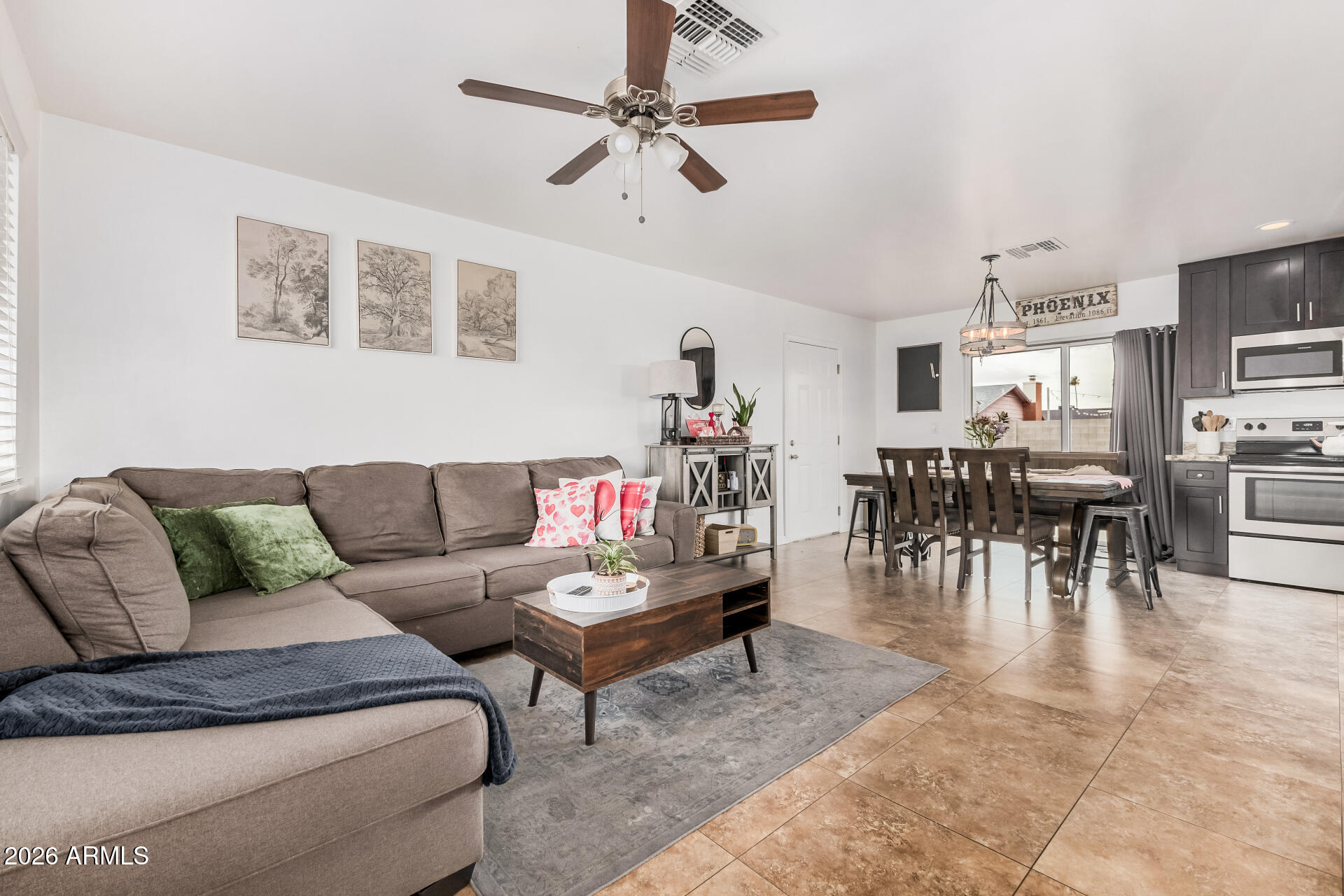 8819 W GLENROSA Avenue