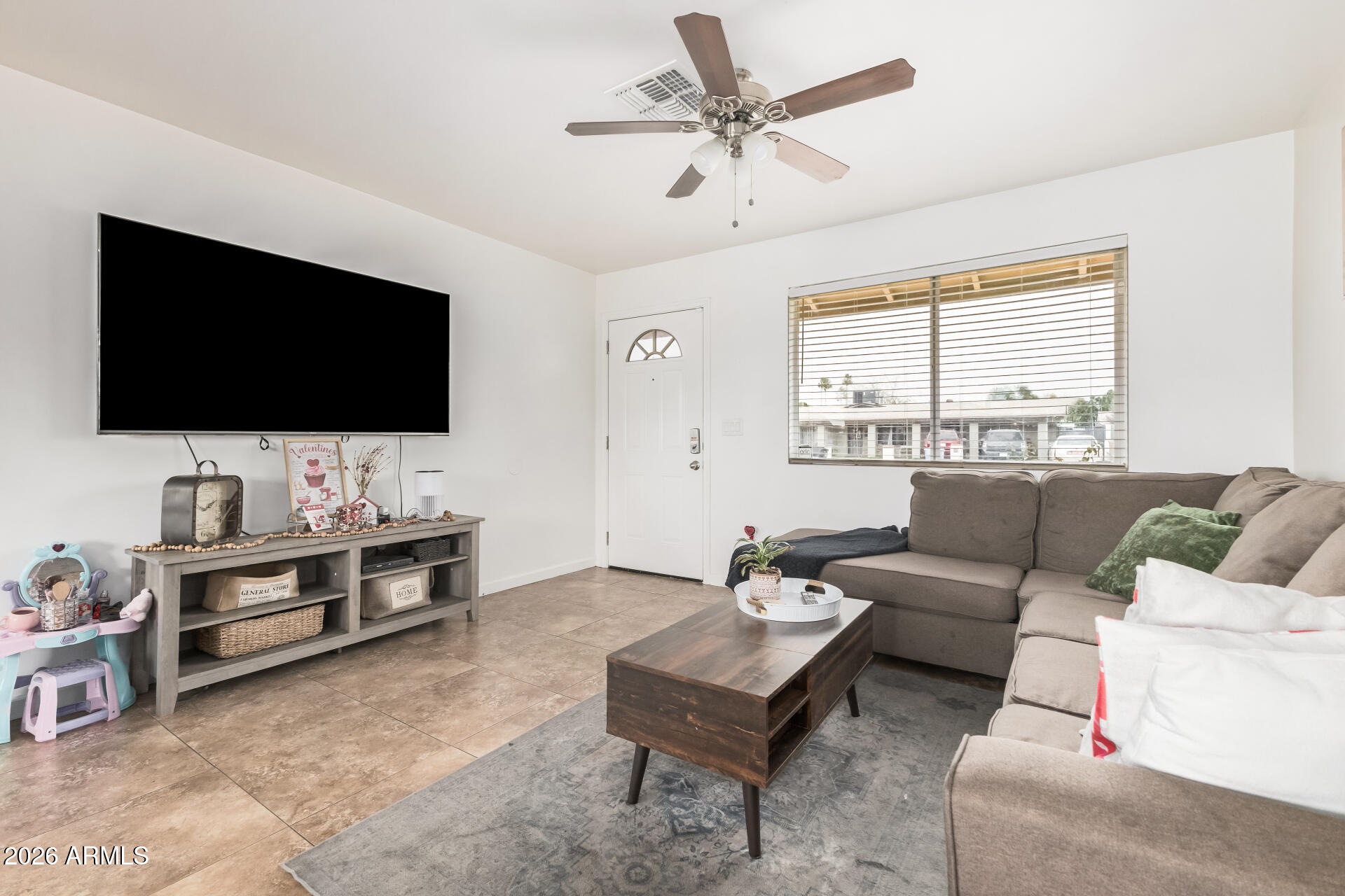 8819 W GLENROSA Avenue