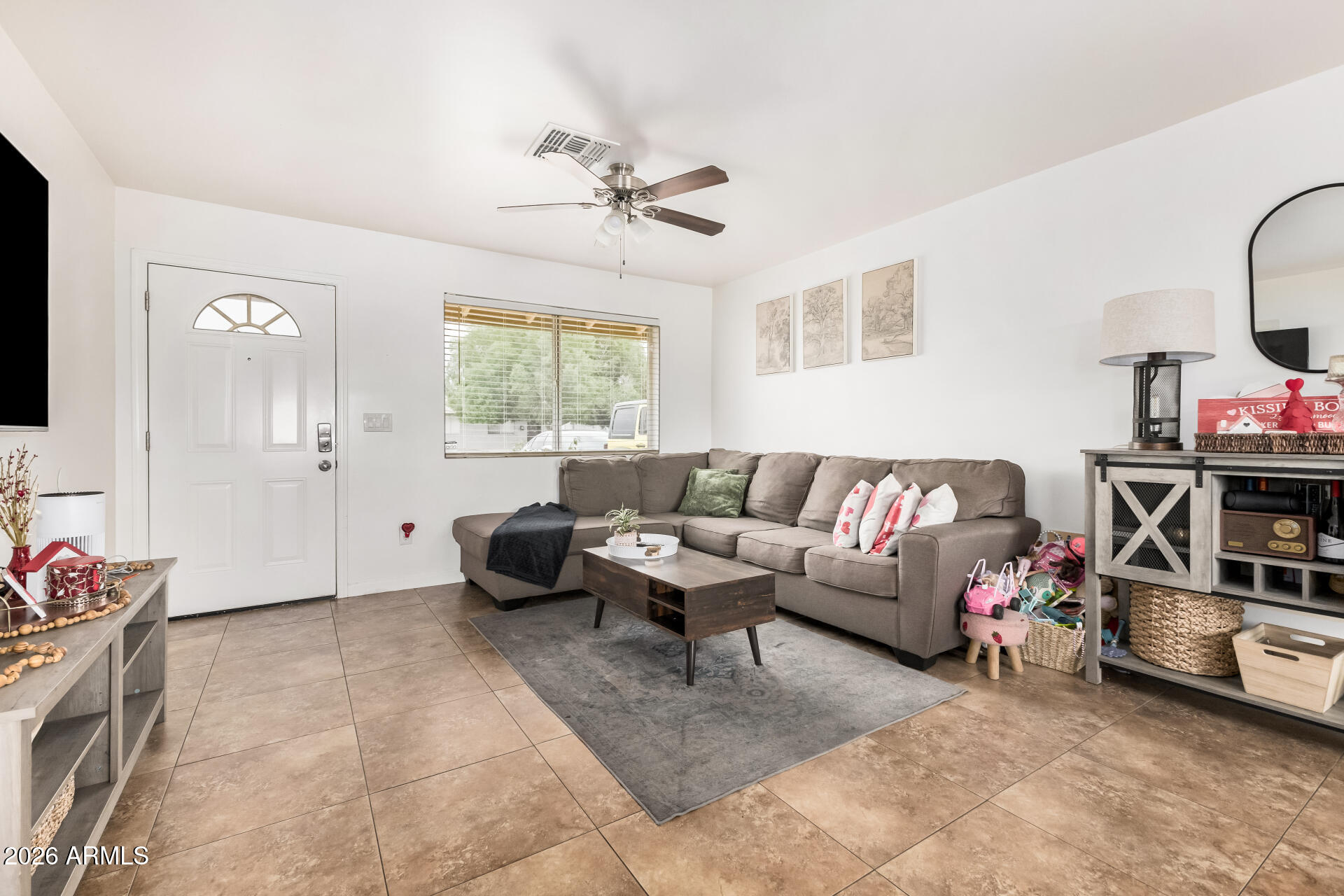 8819 W GLENROSA Avenue