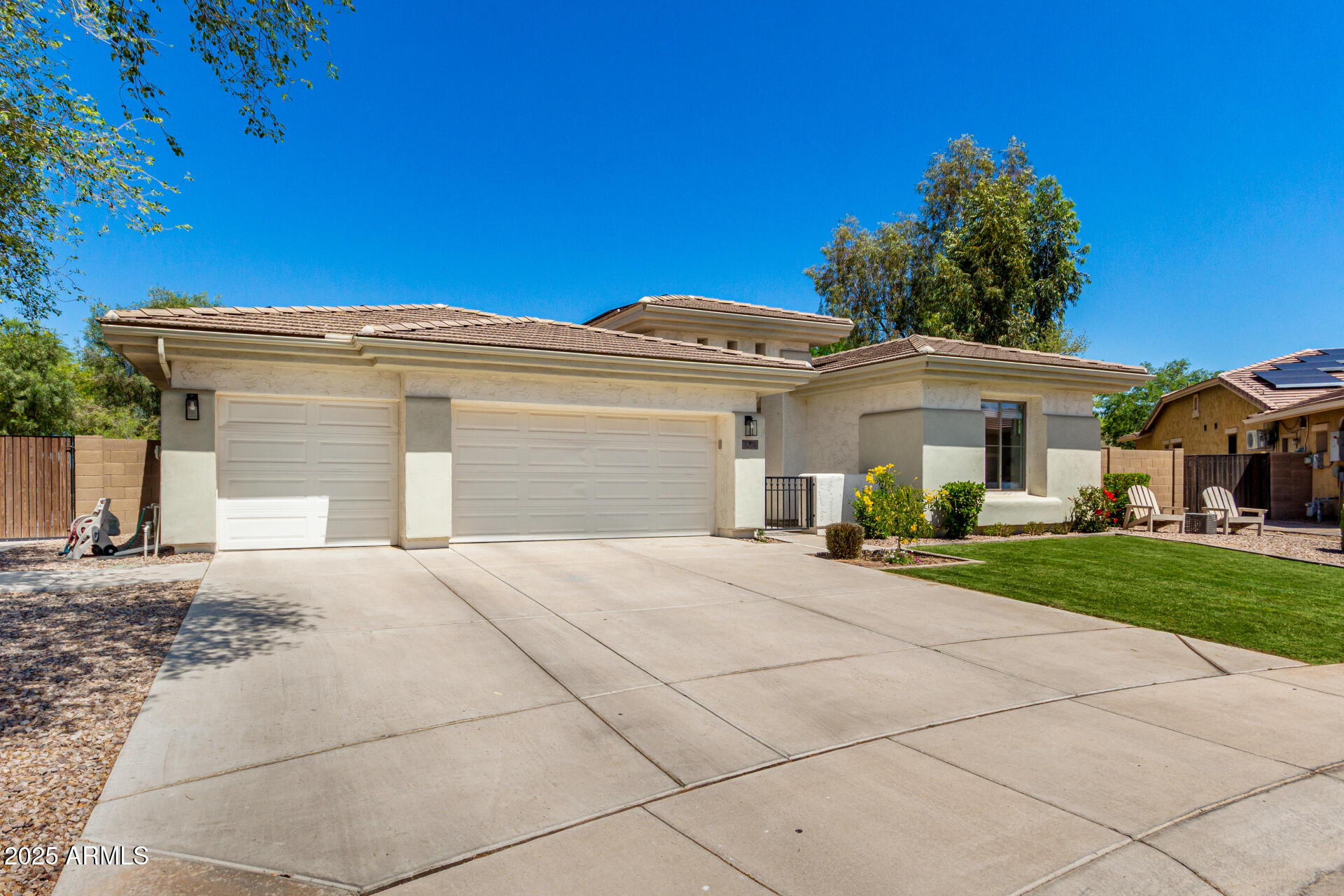 1096 E LODGEPOLE Drive