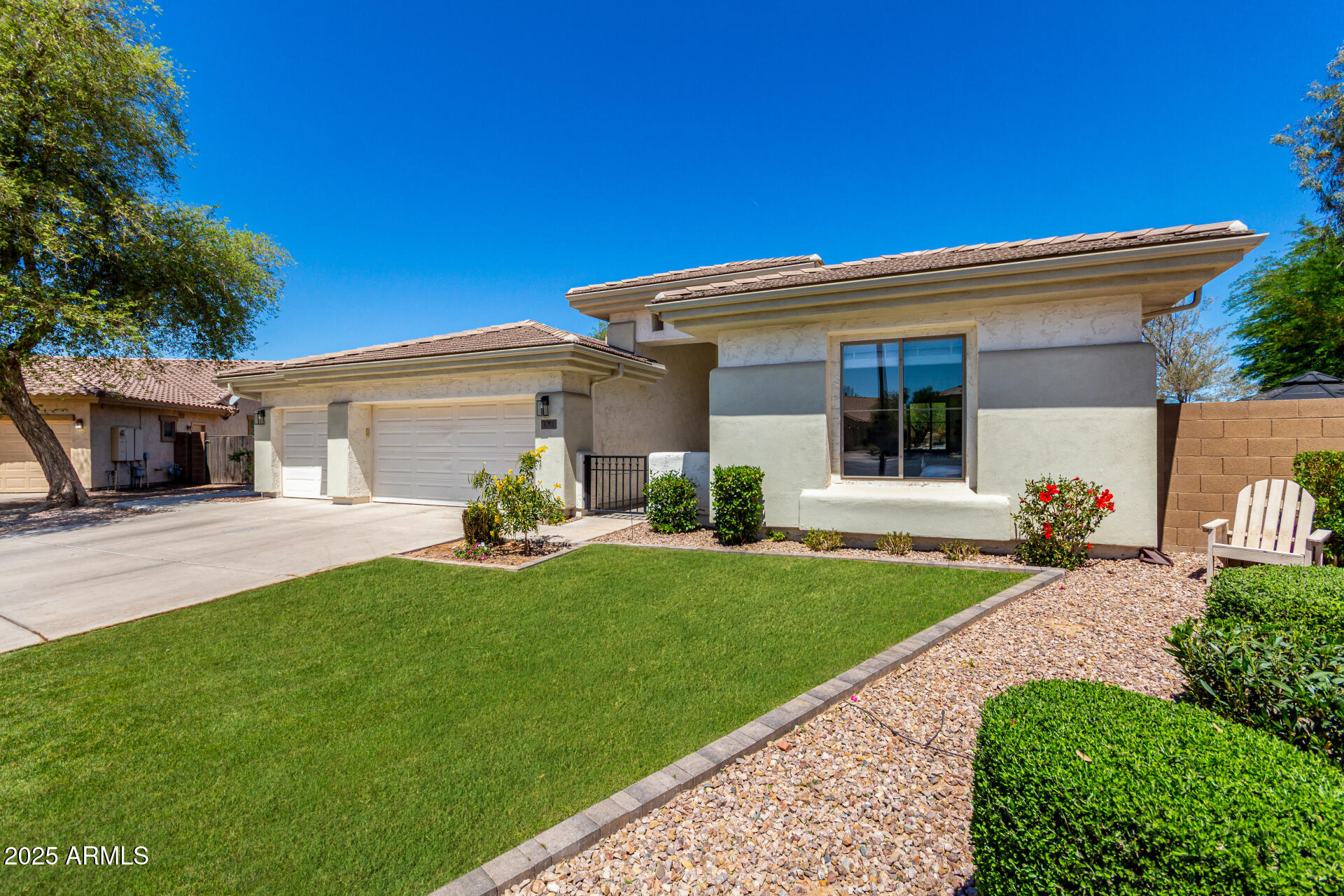 1096 E LODGEPOLE Drive