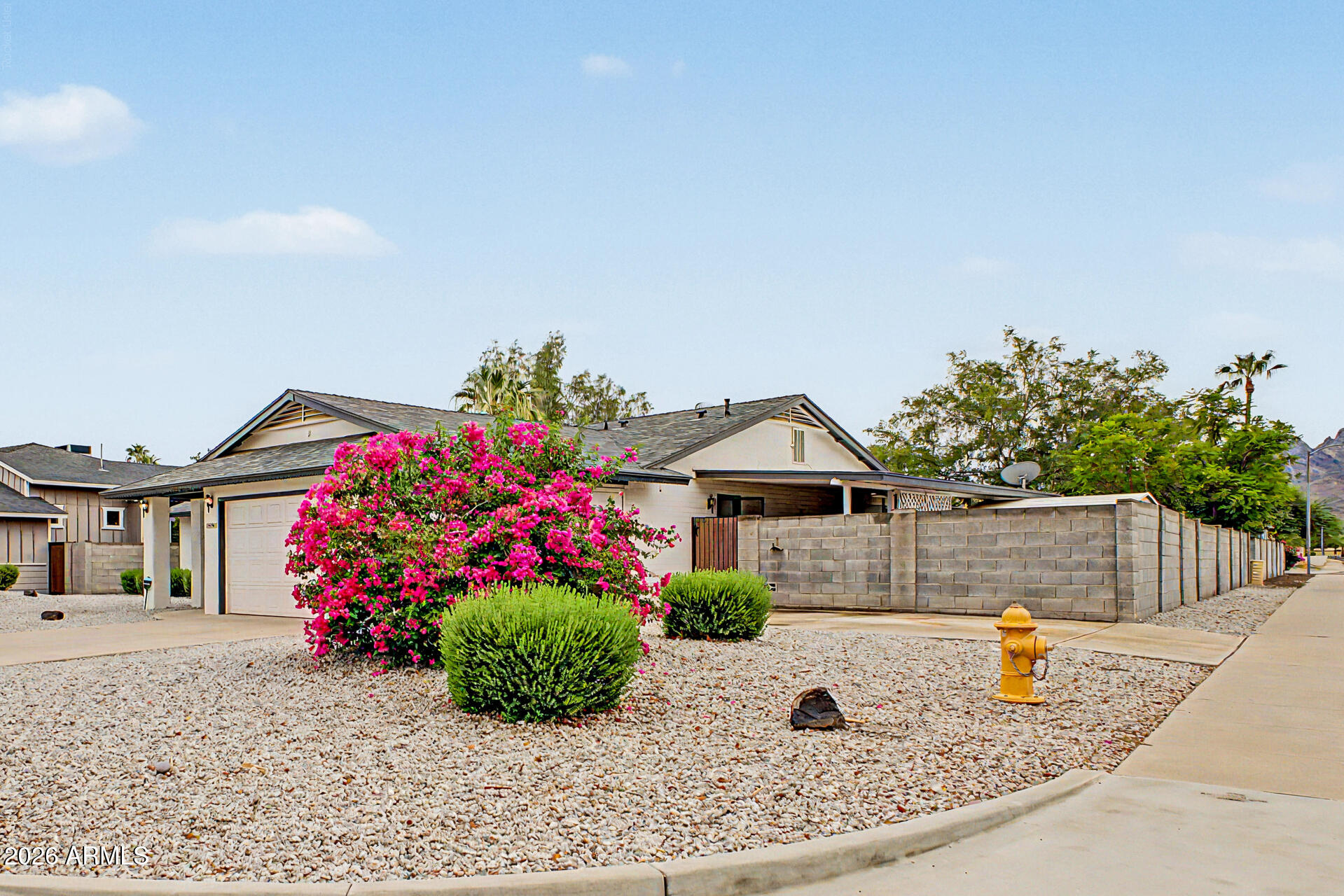 2801 E NORTH Lane