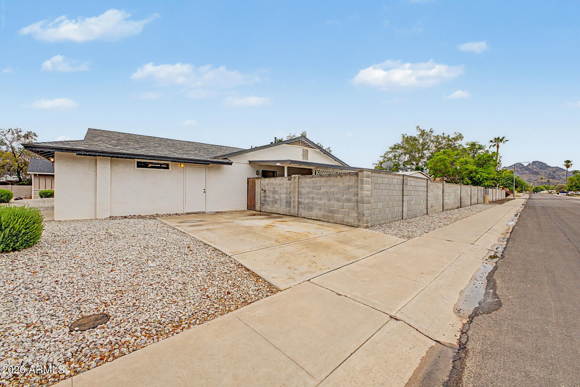 2801 E NORTH Lane