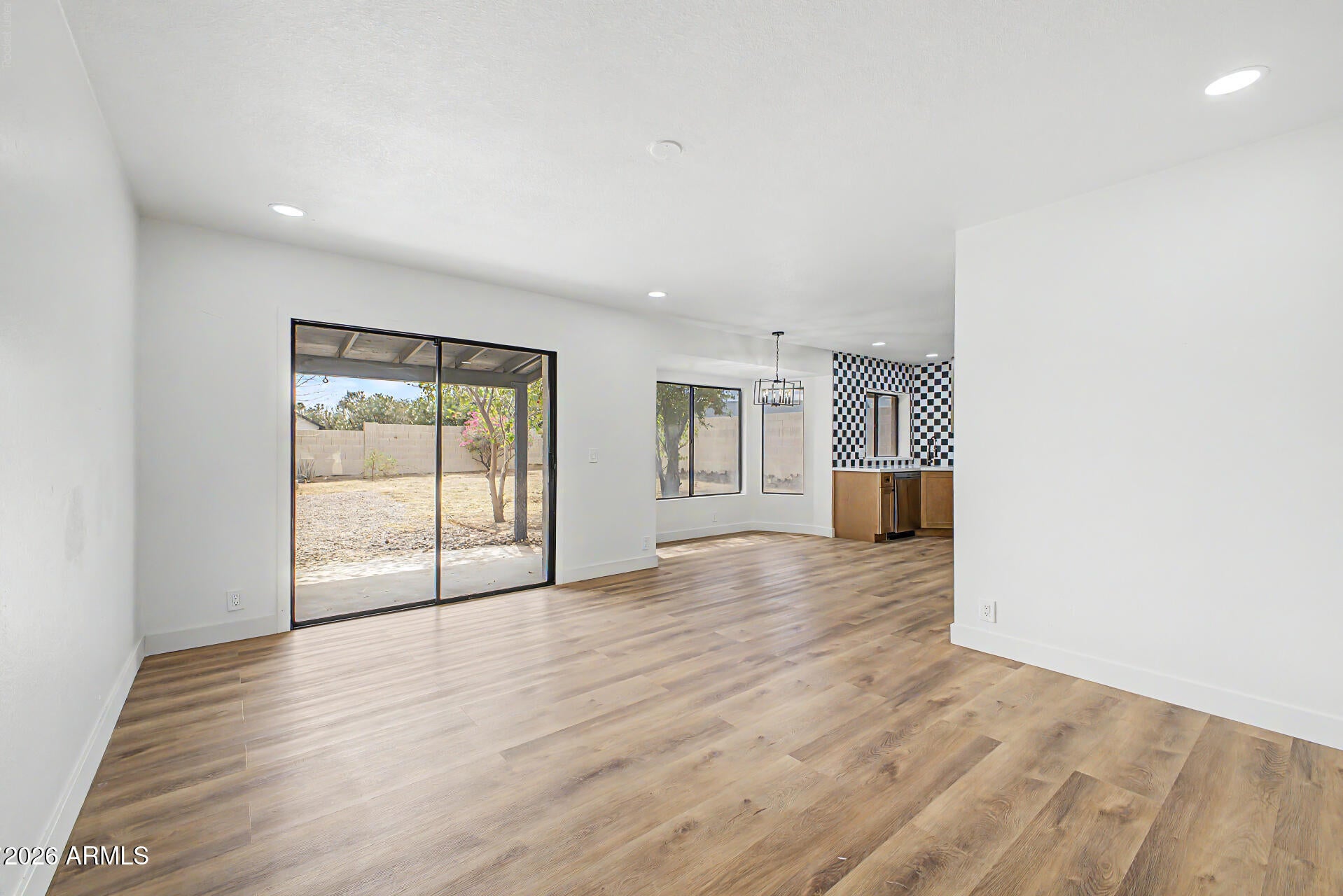 711 W STRAHAN Drive