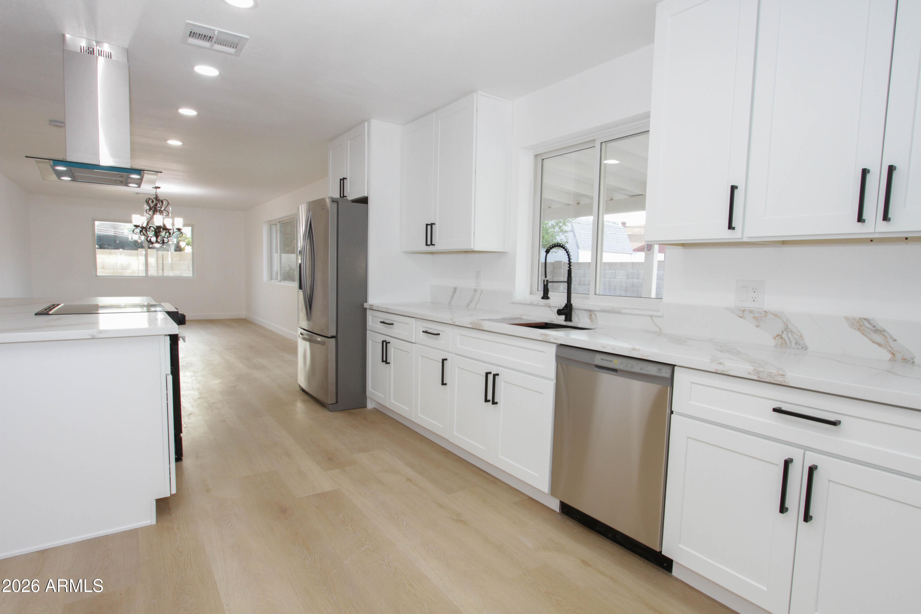 2142 W KERRY Lane