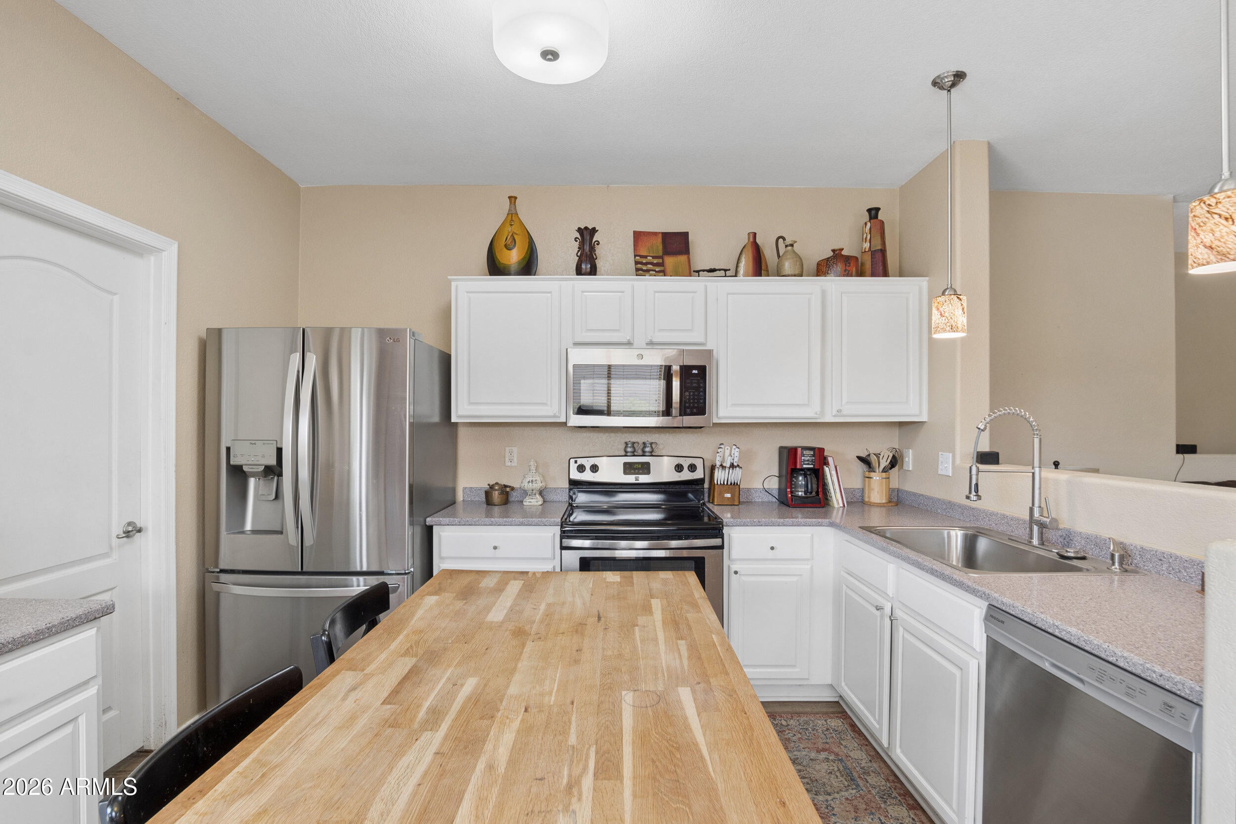524 E RED ROCK Trail