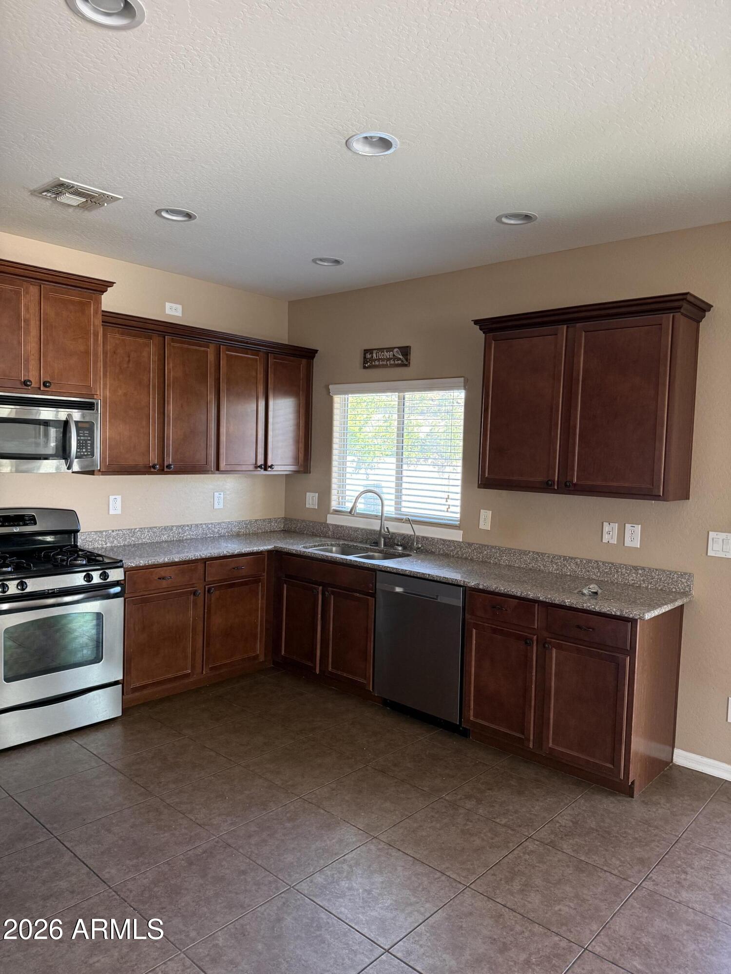 1016 W BASSWOOD Avenue