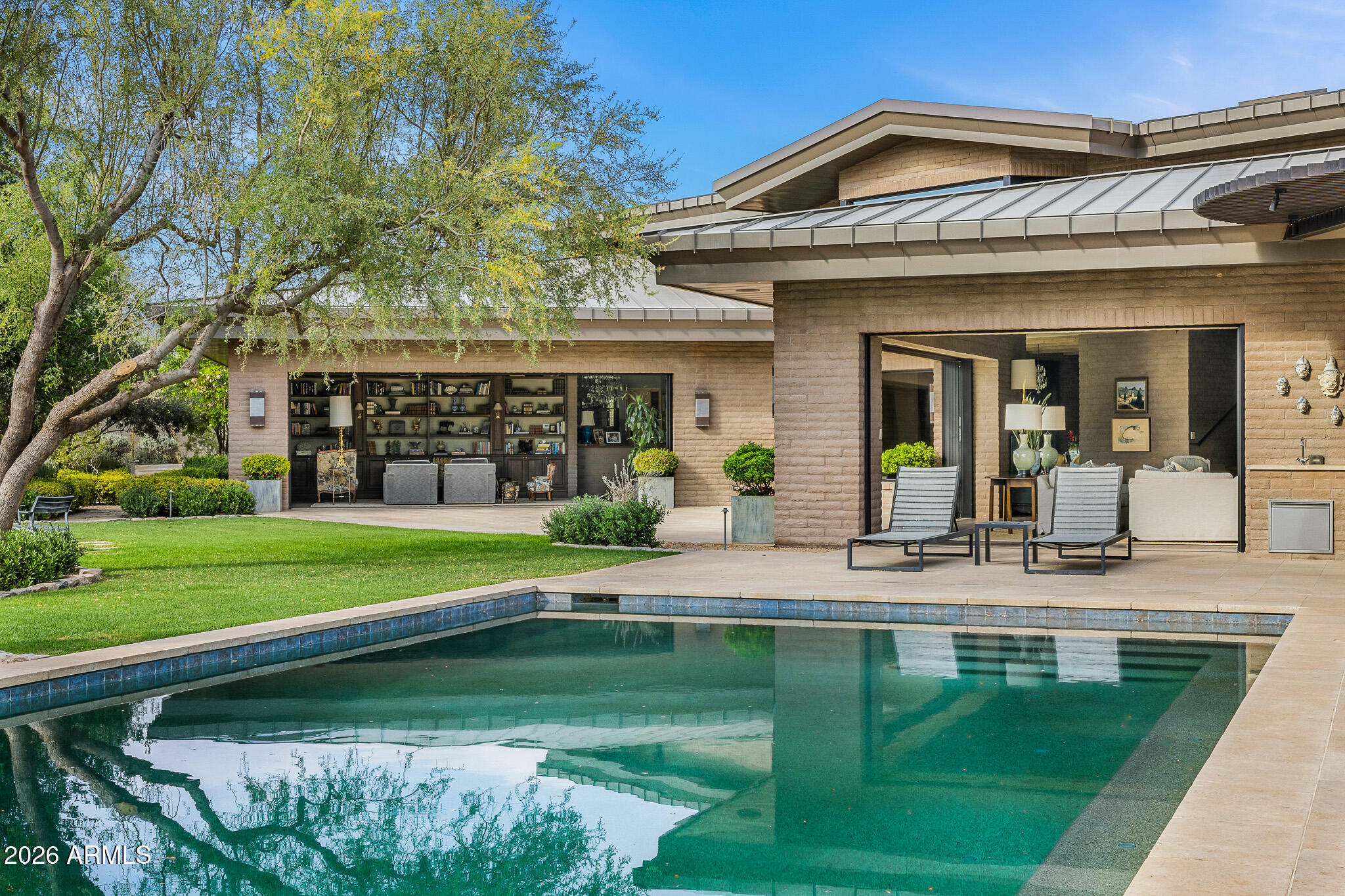 5721 N CASA BLANCA Drive