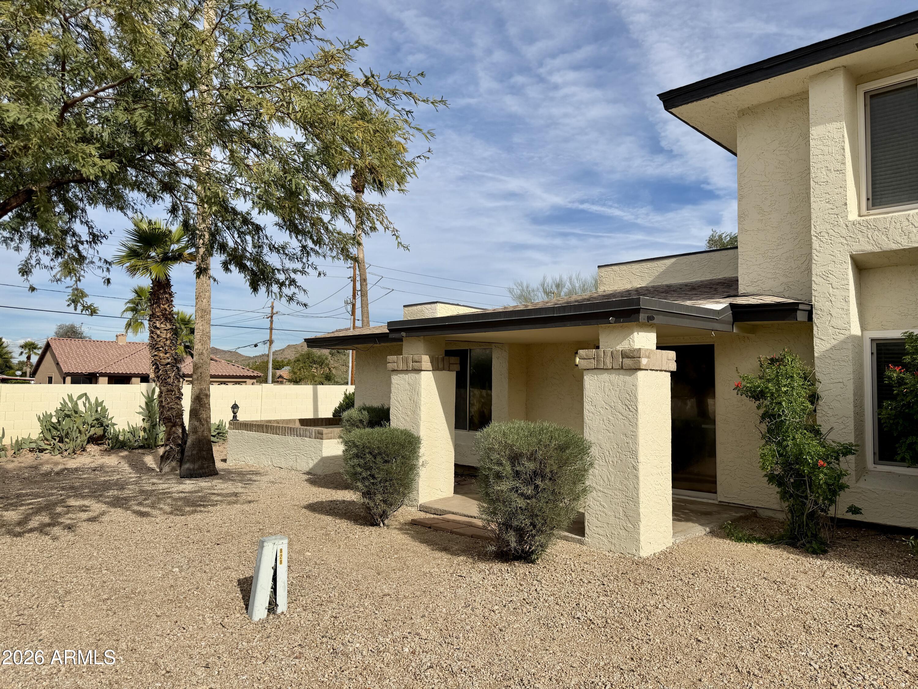 826 E EUGIE Avenue 826