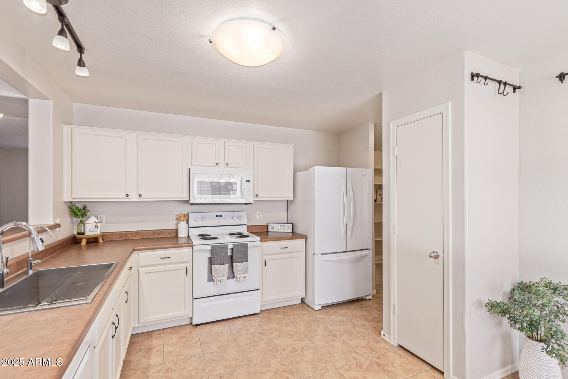 25643 W SATELLITE Lane