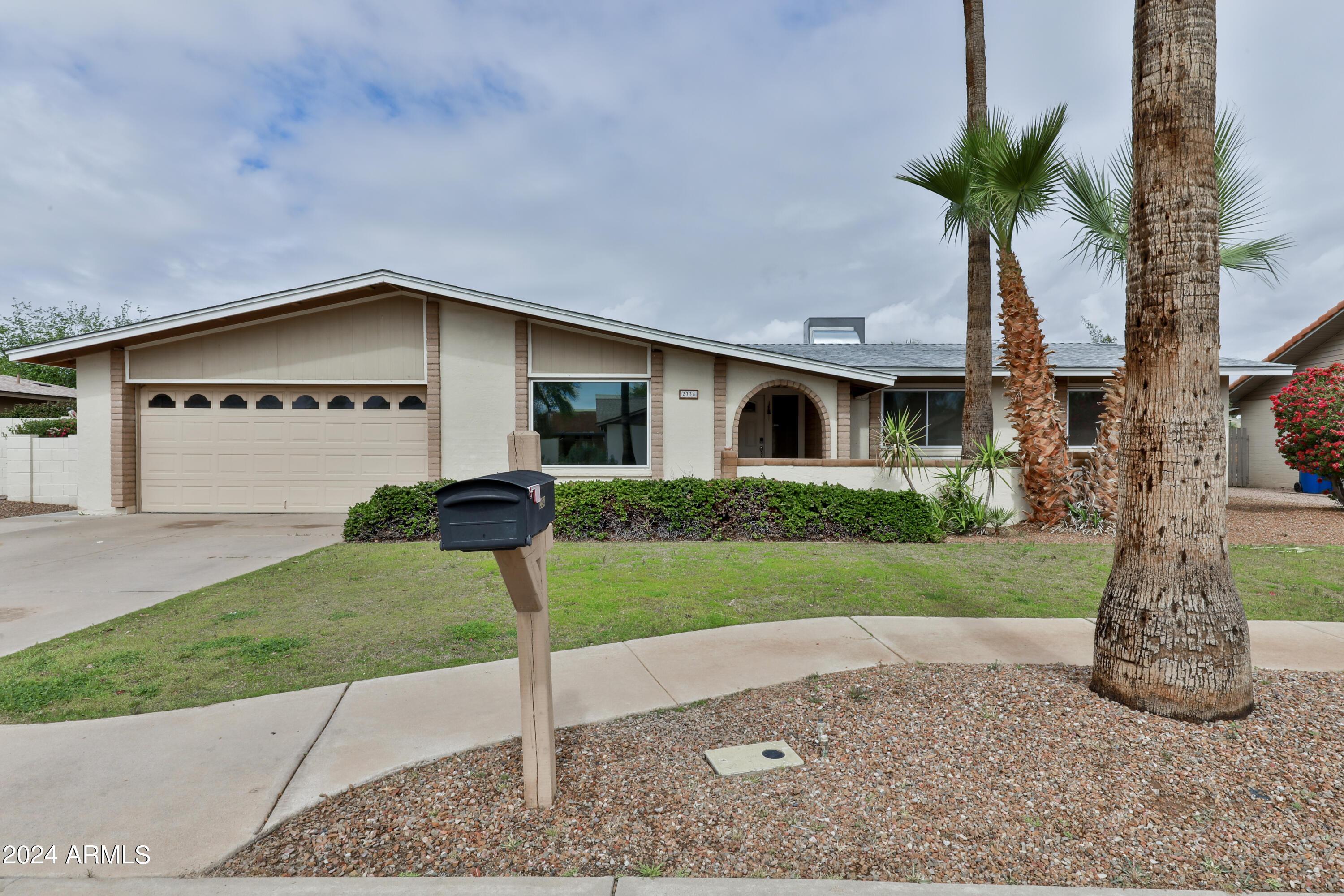 2334 W Calle Iglesia Avenue