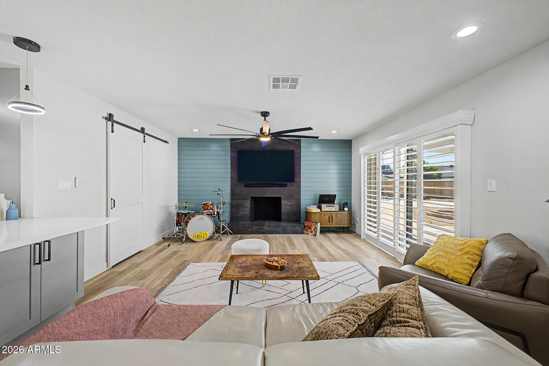 1501 W DUNLAP Avenue