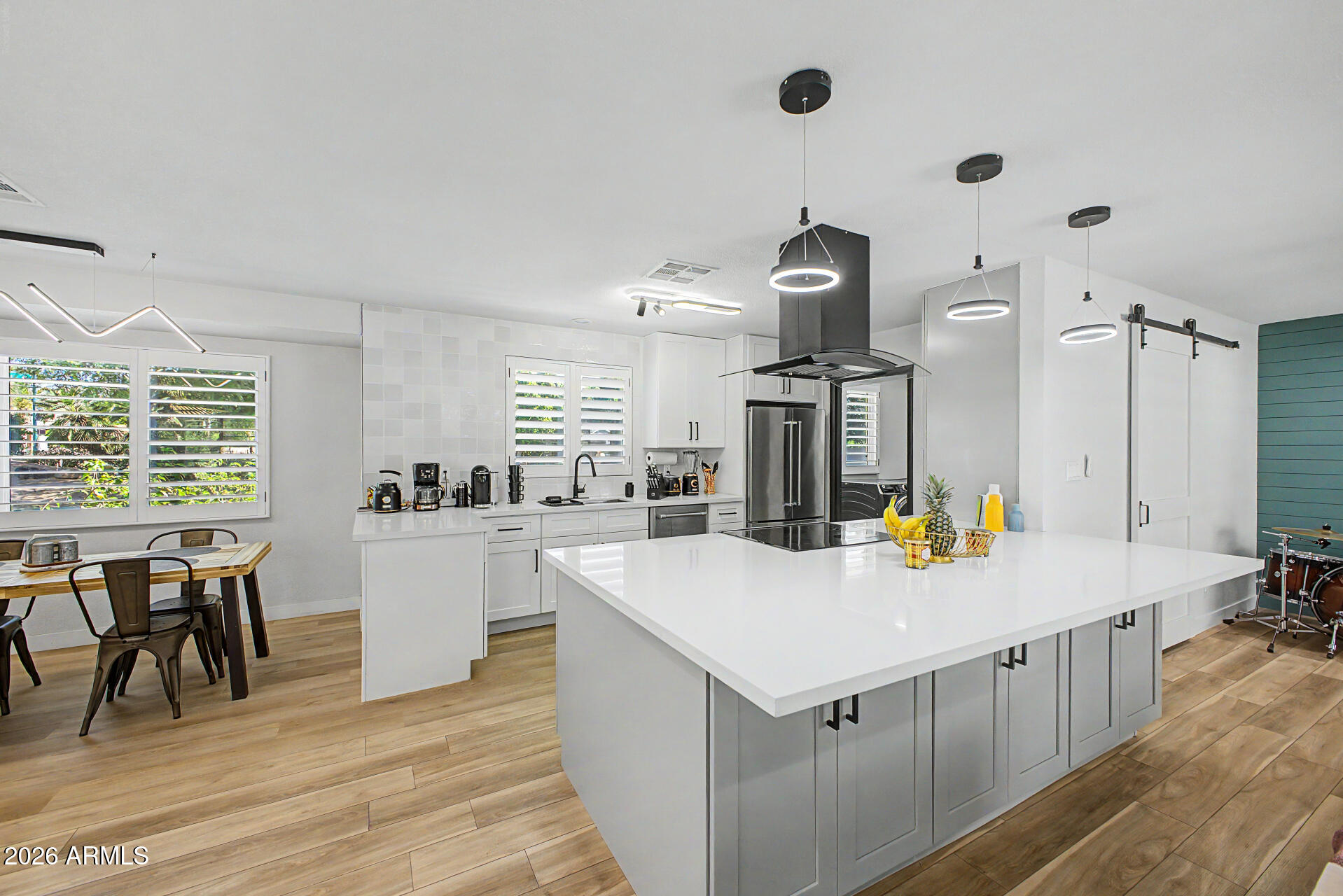 1501 W DUNLAP Avenue