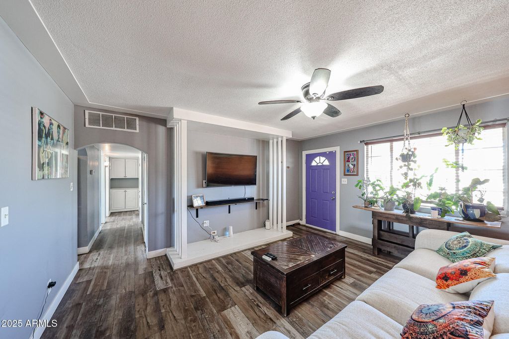 Photo of 2037 W State Avenue, Phoenix, AZ 85021 (MLS # 6933919)