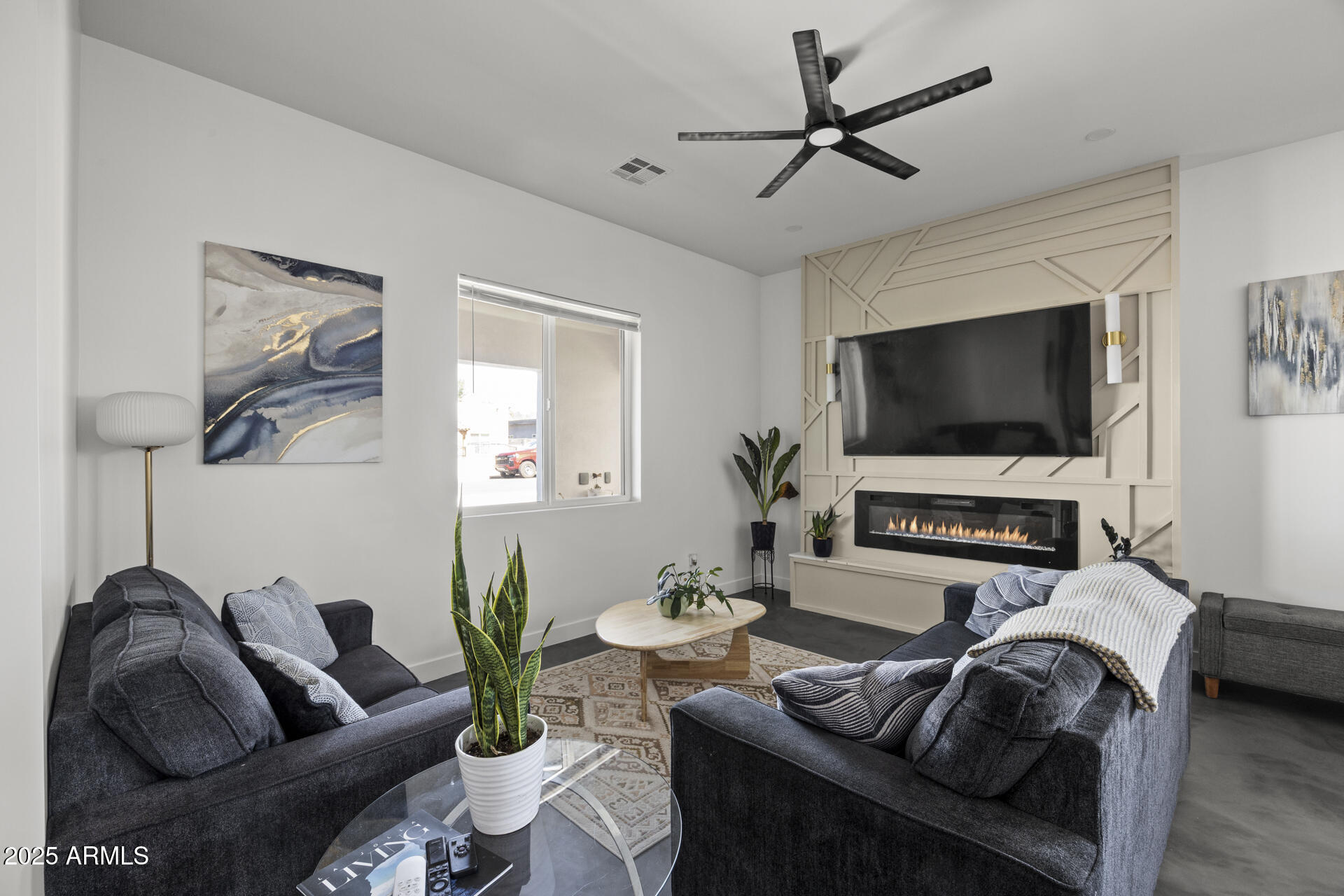 1211 E HAYWARD Avenue