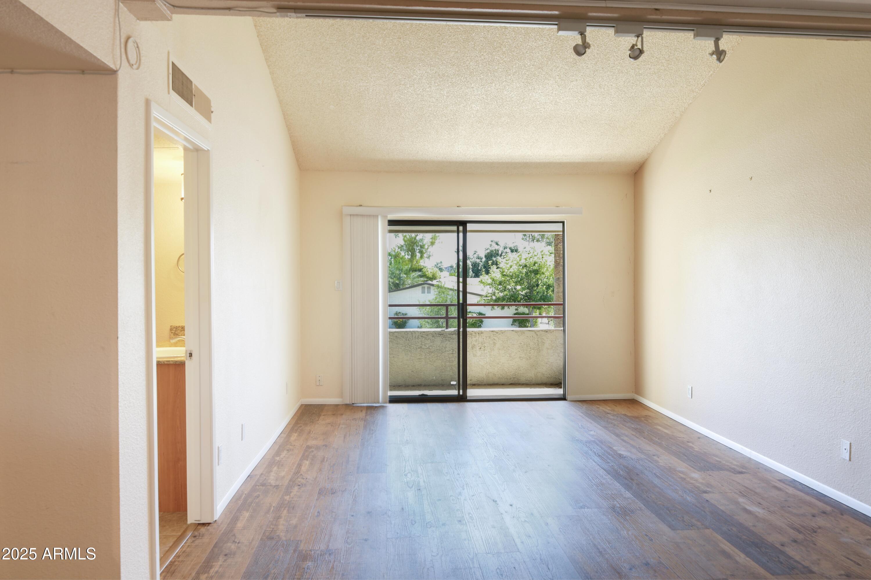 7350 N VIA PASEO DEL SUR -- N207