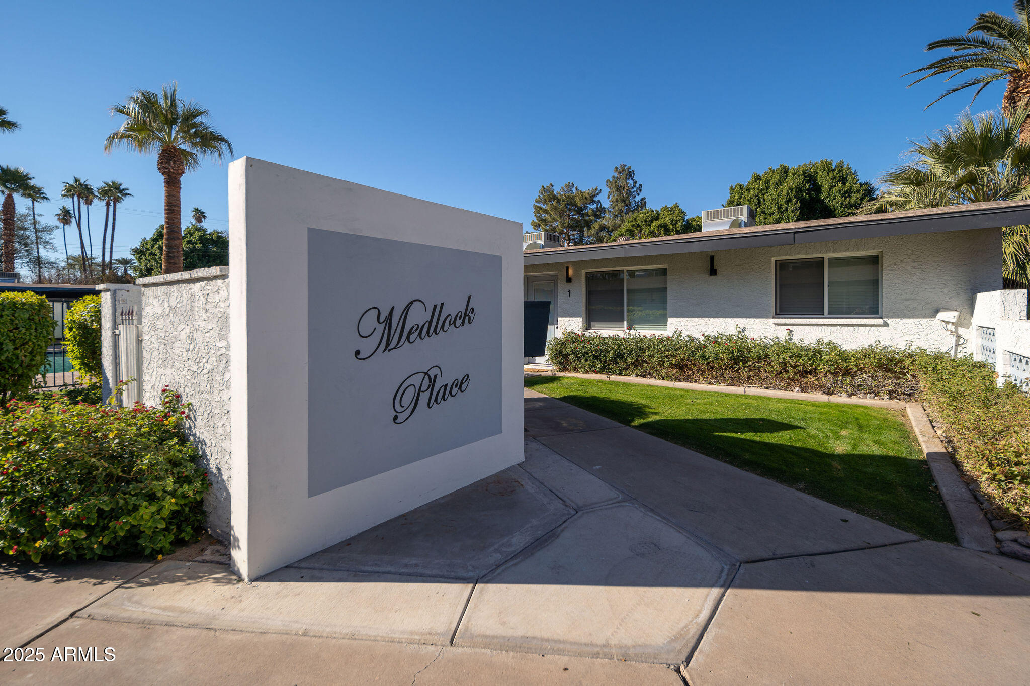 37 W Medlock Drive