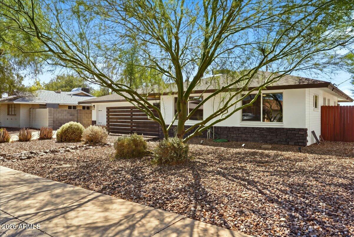 1209 W MEDLOCK Drive
