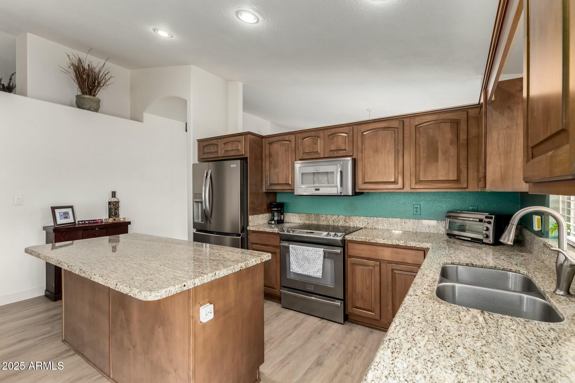 1033 E MOUNTAIN VISTA Drive
