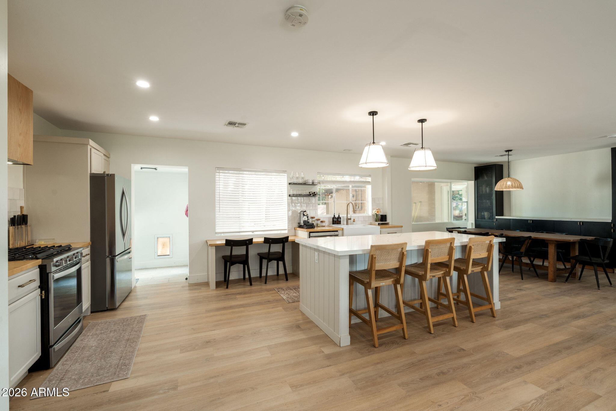 547 W ORANGEWOOD Avenue