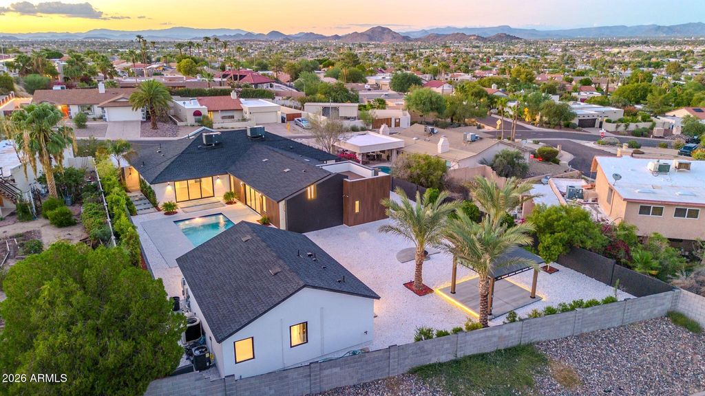 Photo of 1955 E Greenway Road, Phoenix, AZ 85022 (MLS # 7002347)