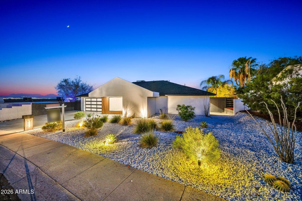 Photo of 1955 E Greenway Road, Phoenix, AZ 85022 (MLS # 7002347)