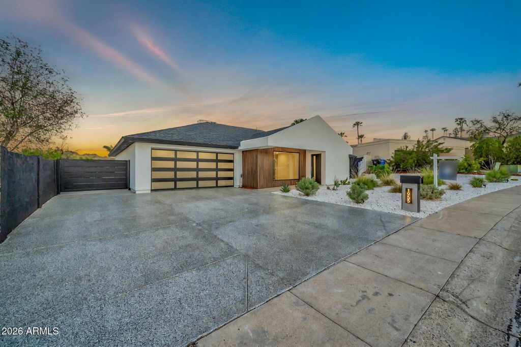 Photo of 1955 E Greenway Road, Phoenix, AZ 85022 (MLS # 7002347)