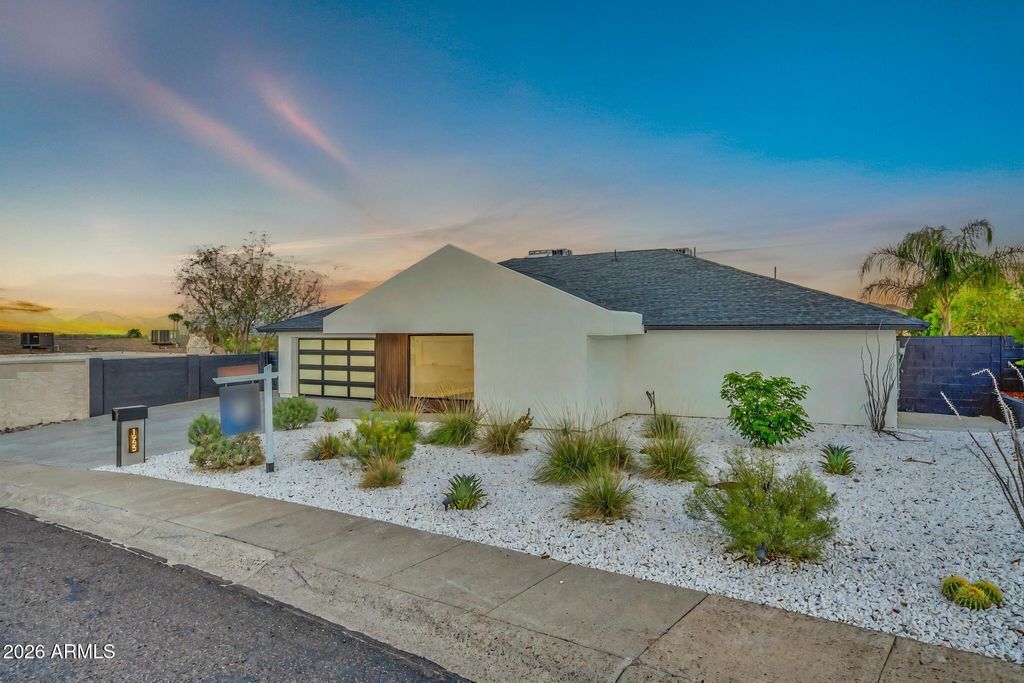 Photo of 1955 E Greenway Road, Phoenix, AZ 85022 (MLS # 7002347)