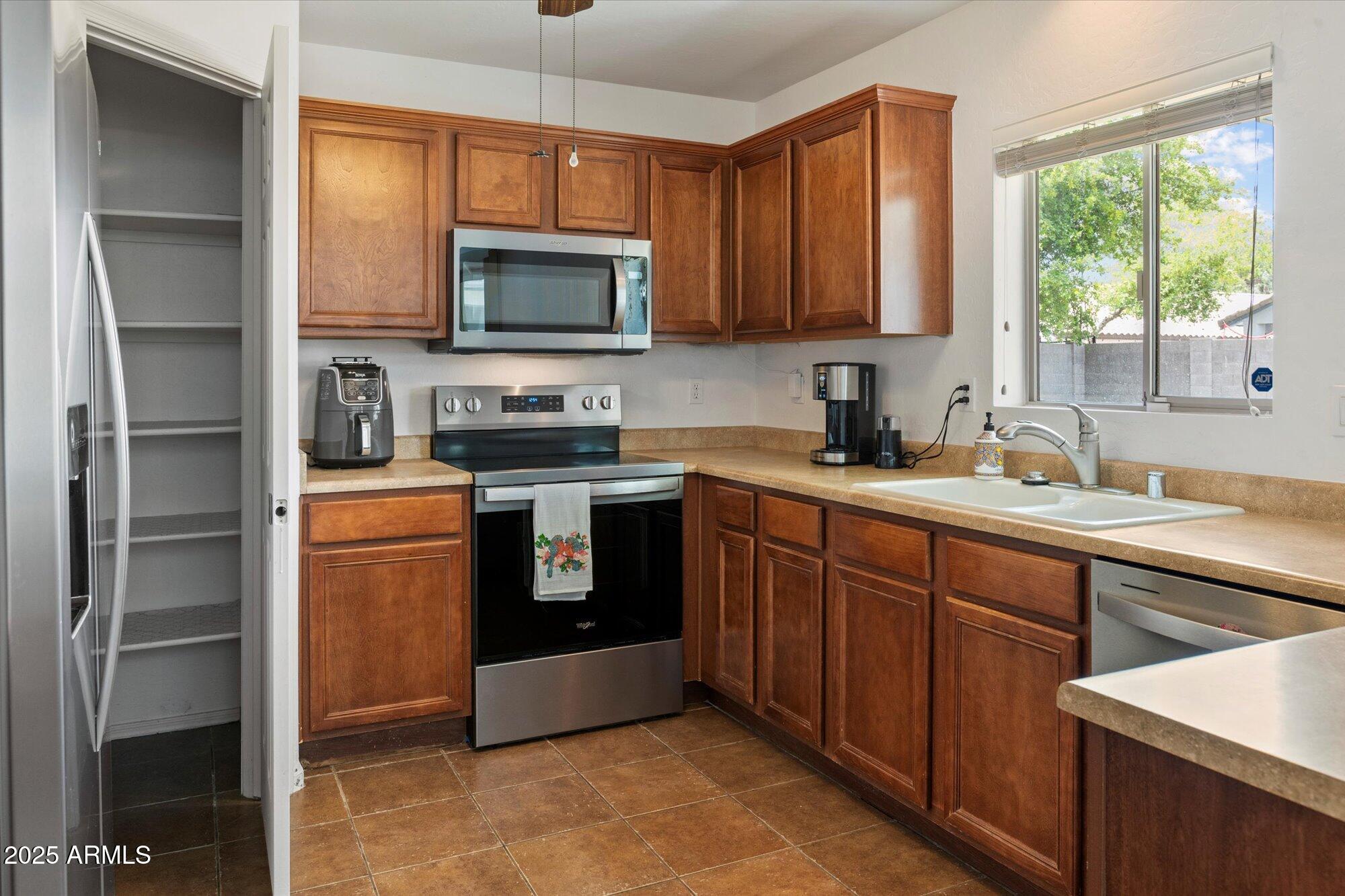 Surprise, Arizona 85388, United States, 4 Bedrooms Bedrooms, ,2 BathroomsBathrooms,Residential,Pending,140901