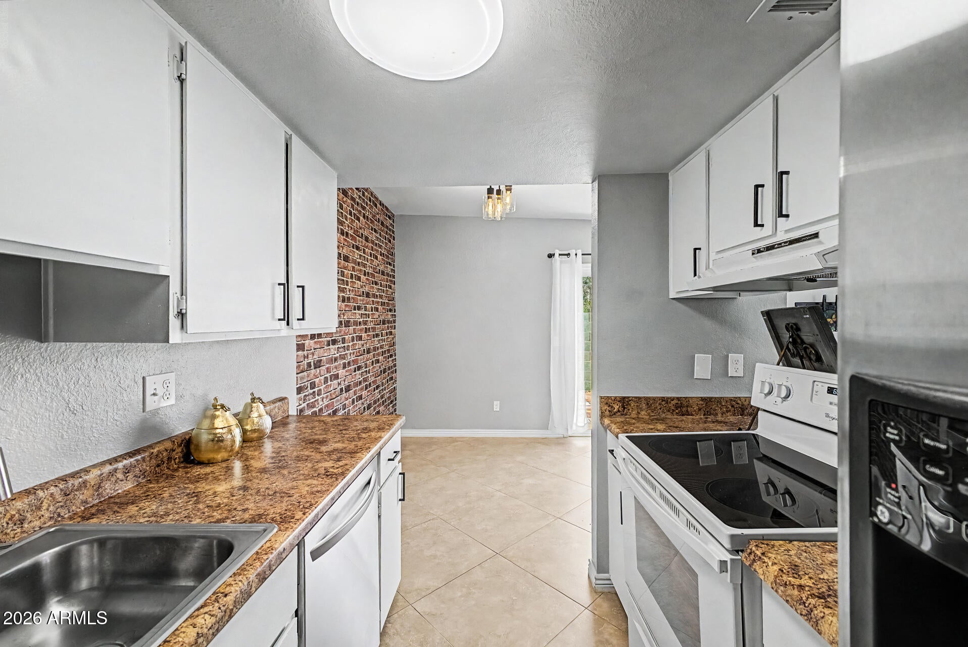 803 E COCHISE Drive