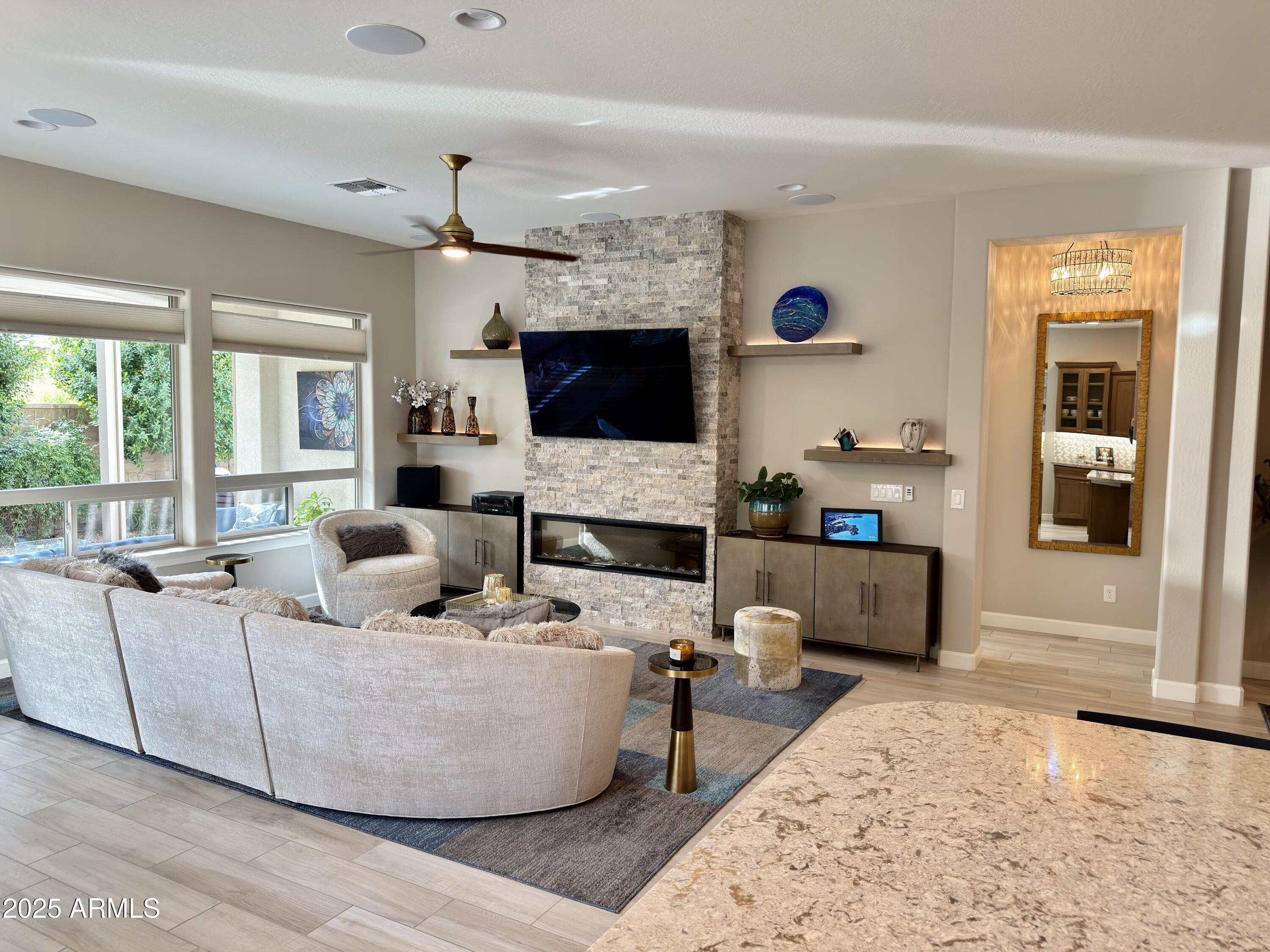 829 E SNOWY FARM Drive