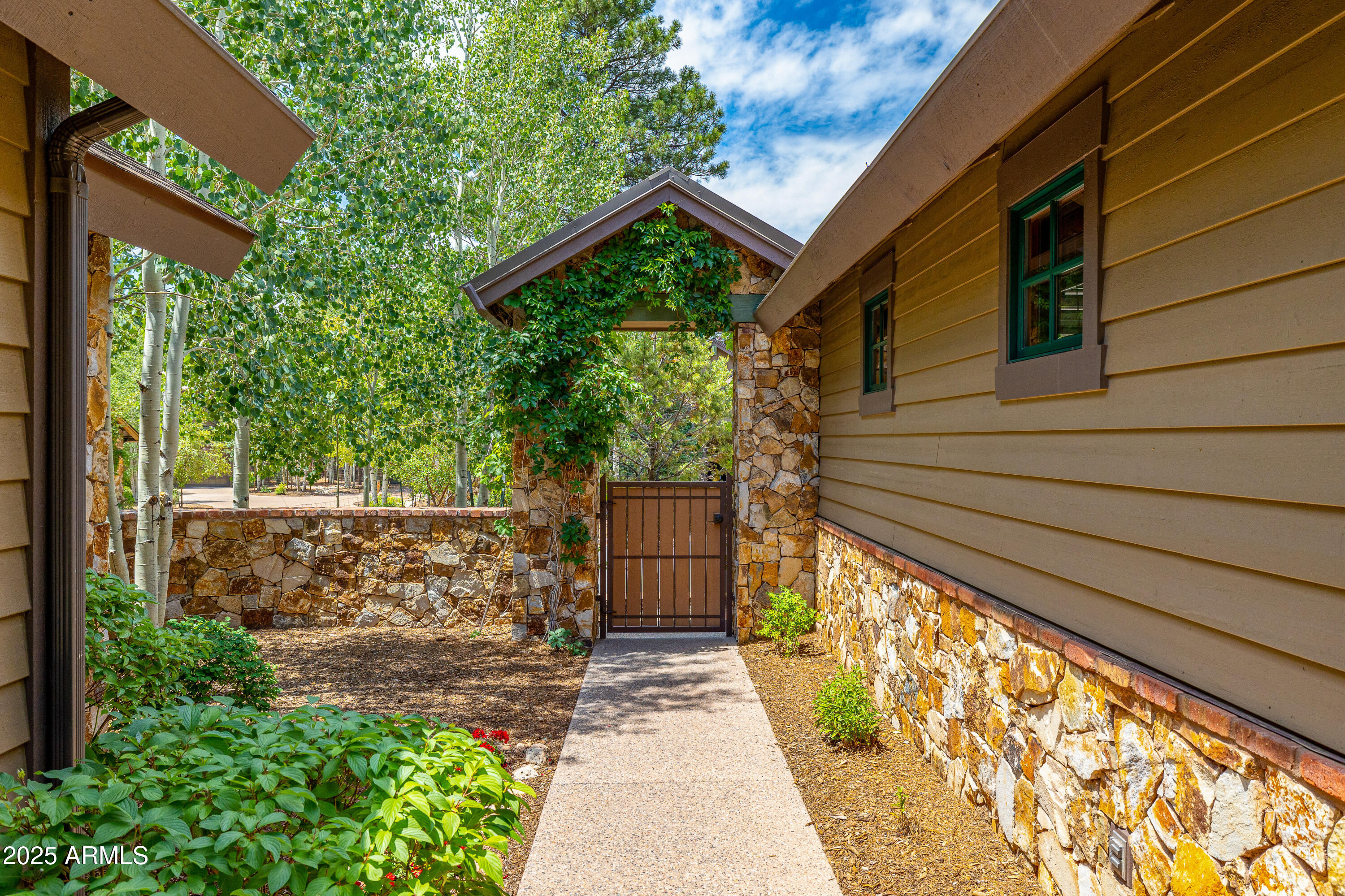 1515 E CASTLE HILLS Drive