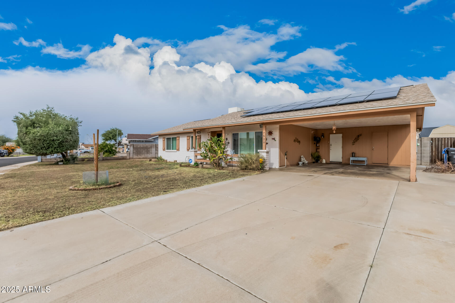 7520 W GLENROSA Avenue