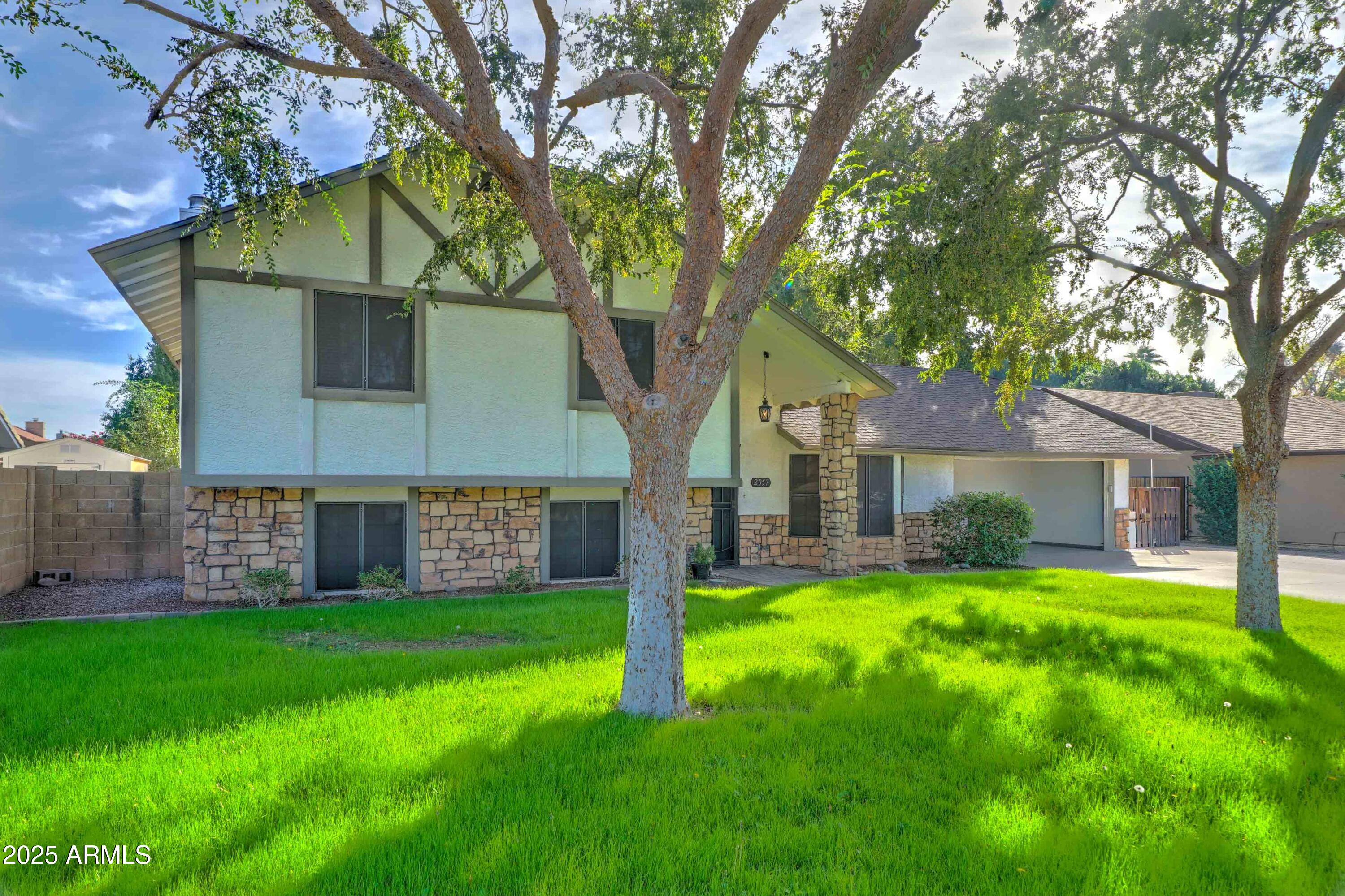 2057 N ASHBROOK Circle