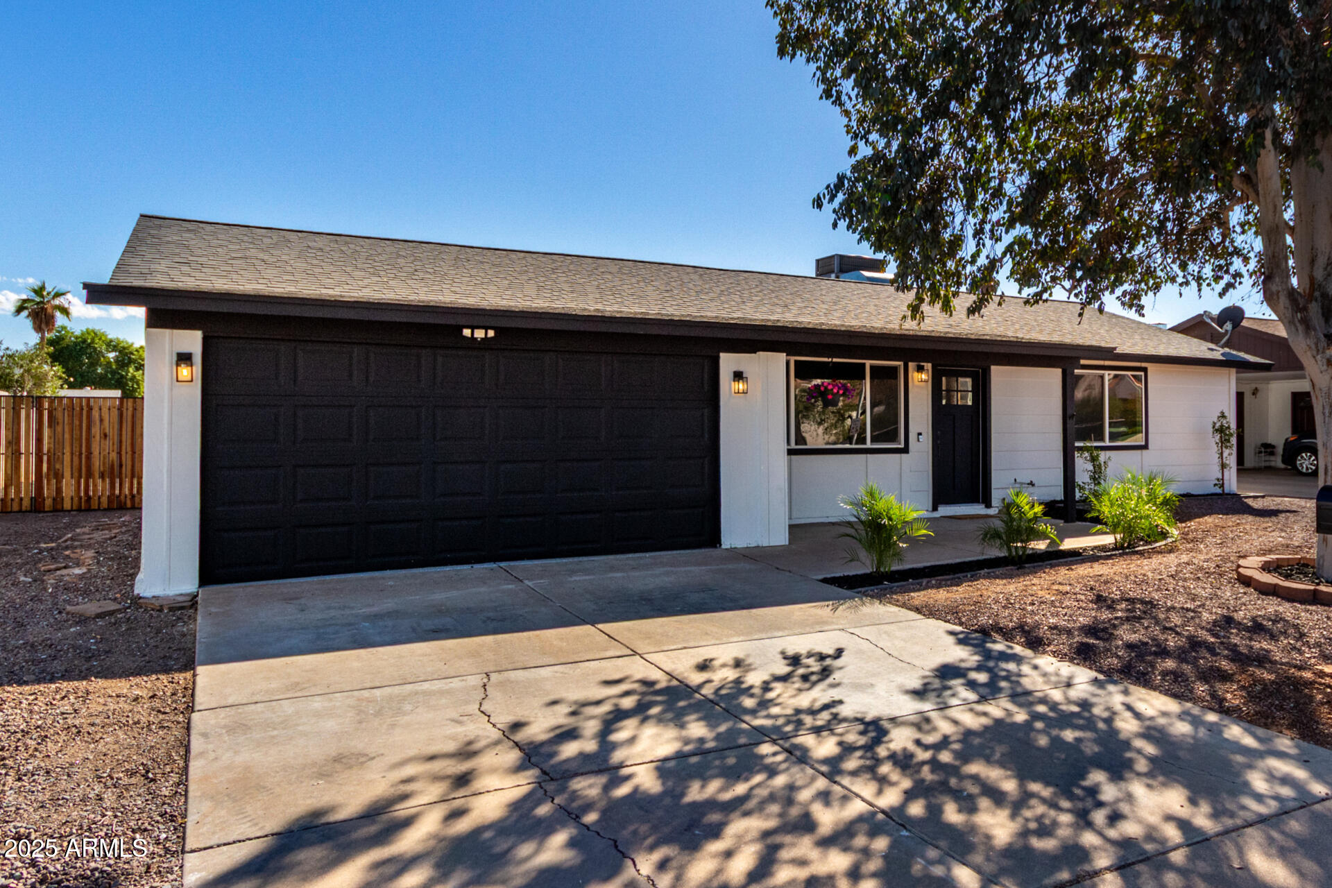 2137 E INVERNESS Avenue