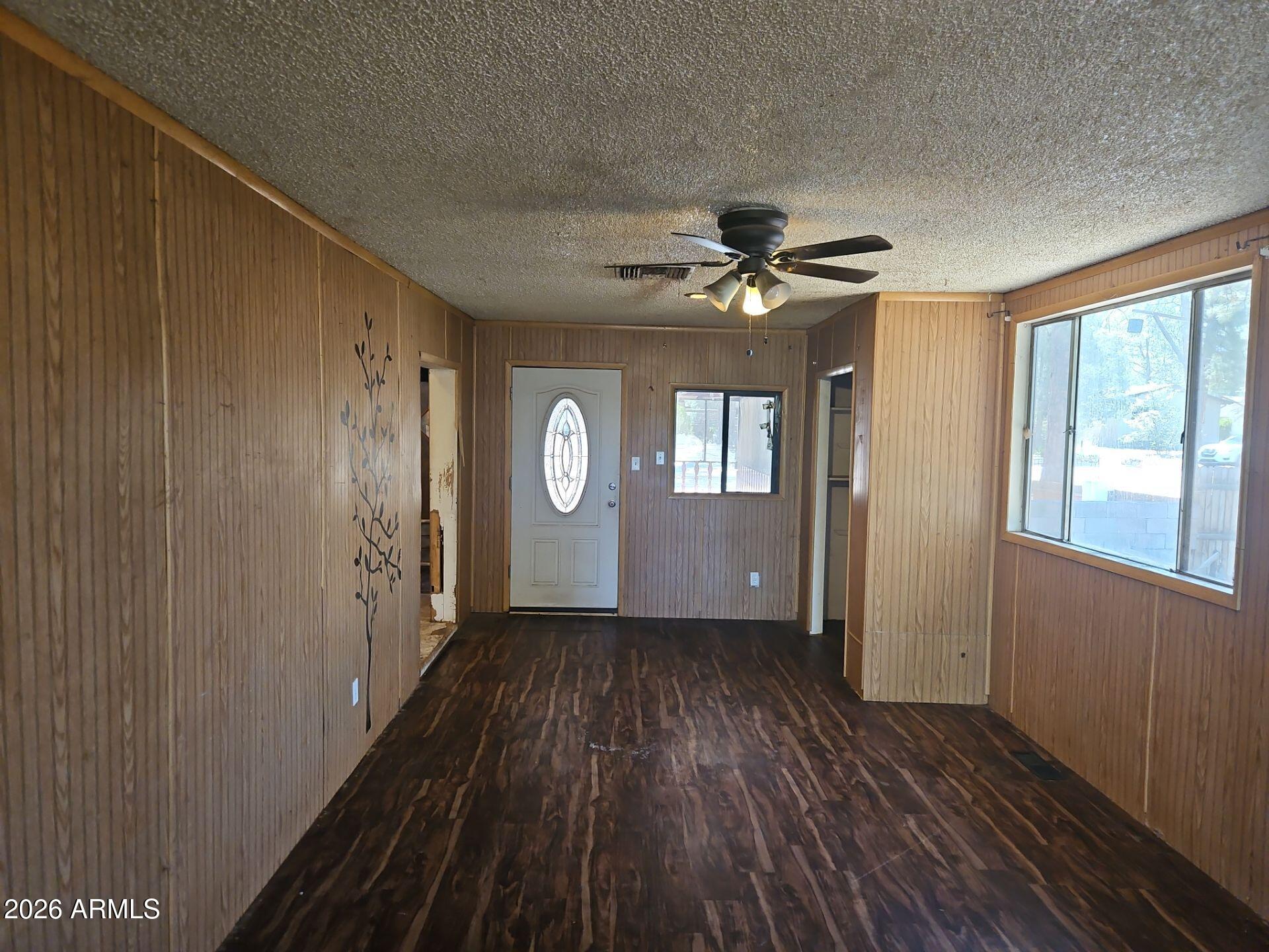 804 N EASY Street