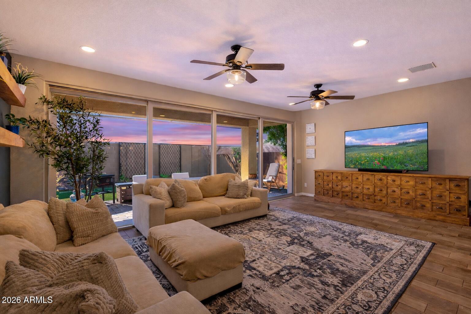 2843 E WAYLAND Drive