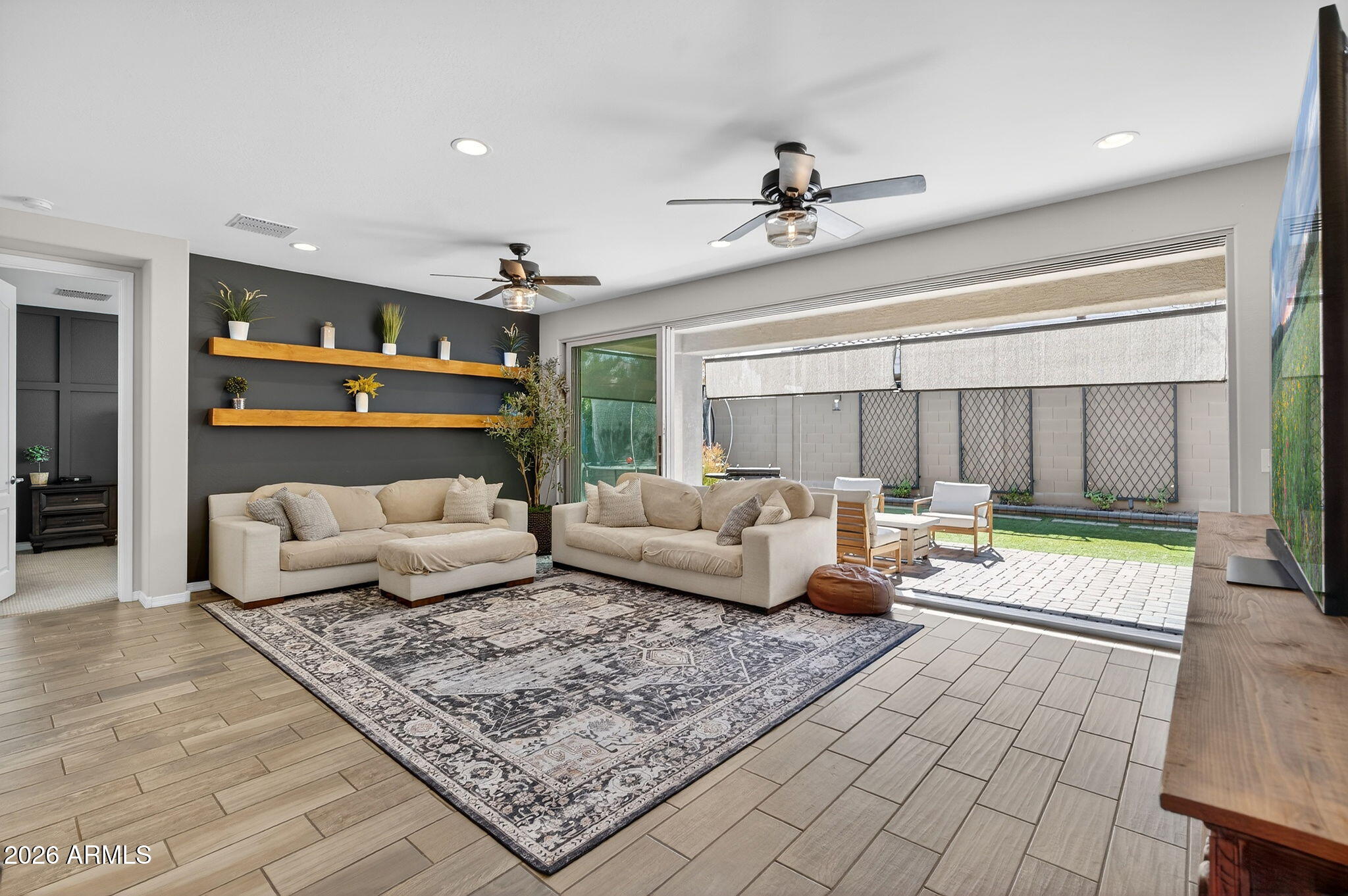 2843 E WAYLAND Drive