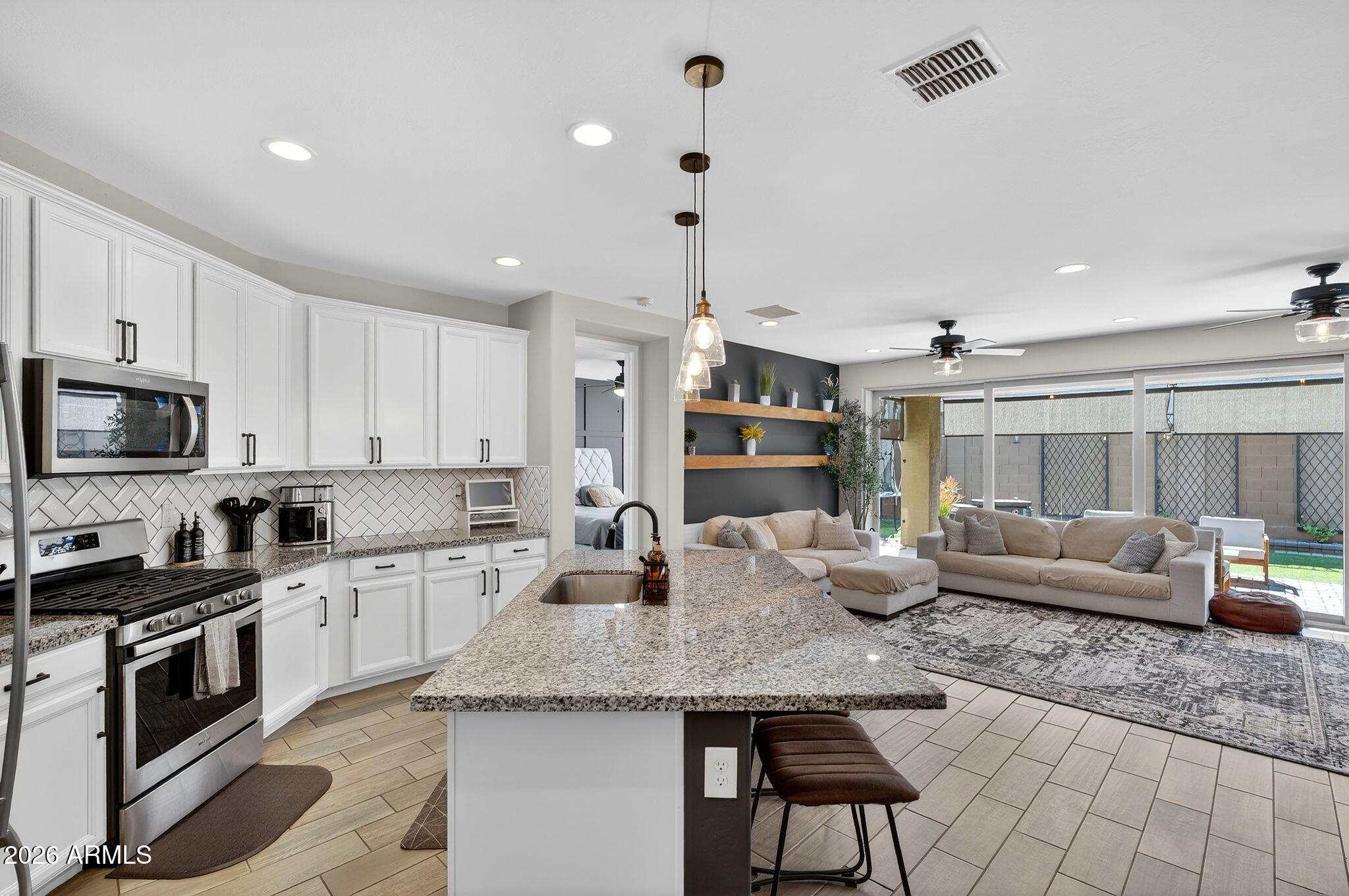 2843 E WAYLAND Drive