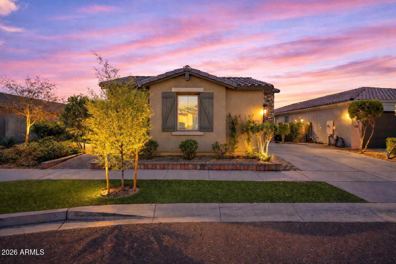 2843 E WAYLAND Drive