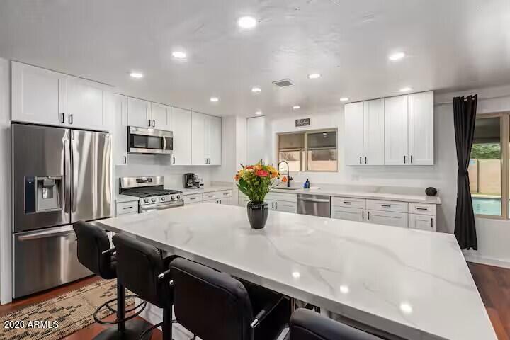 3142 E ALTADENA Avenue