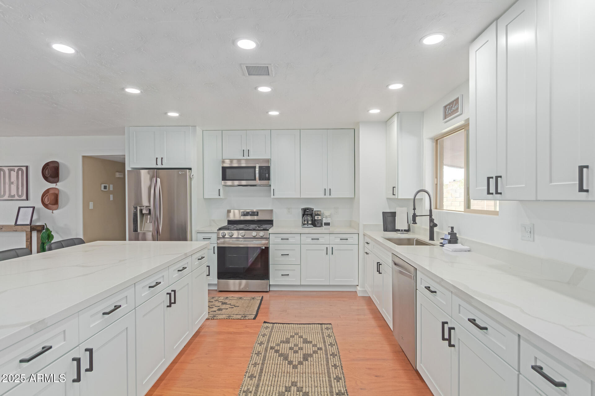 3142 E ALTADENA Avenue