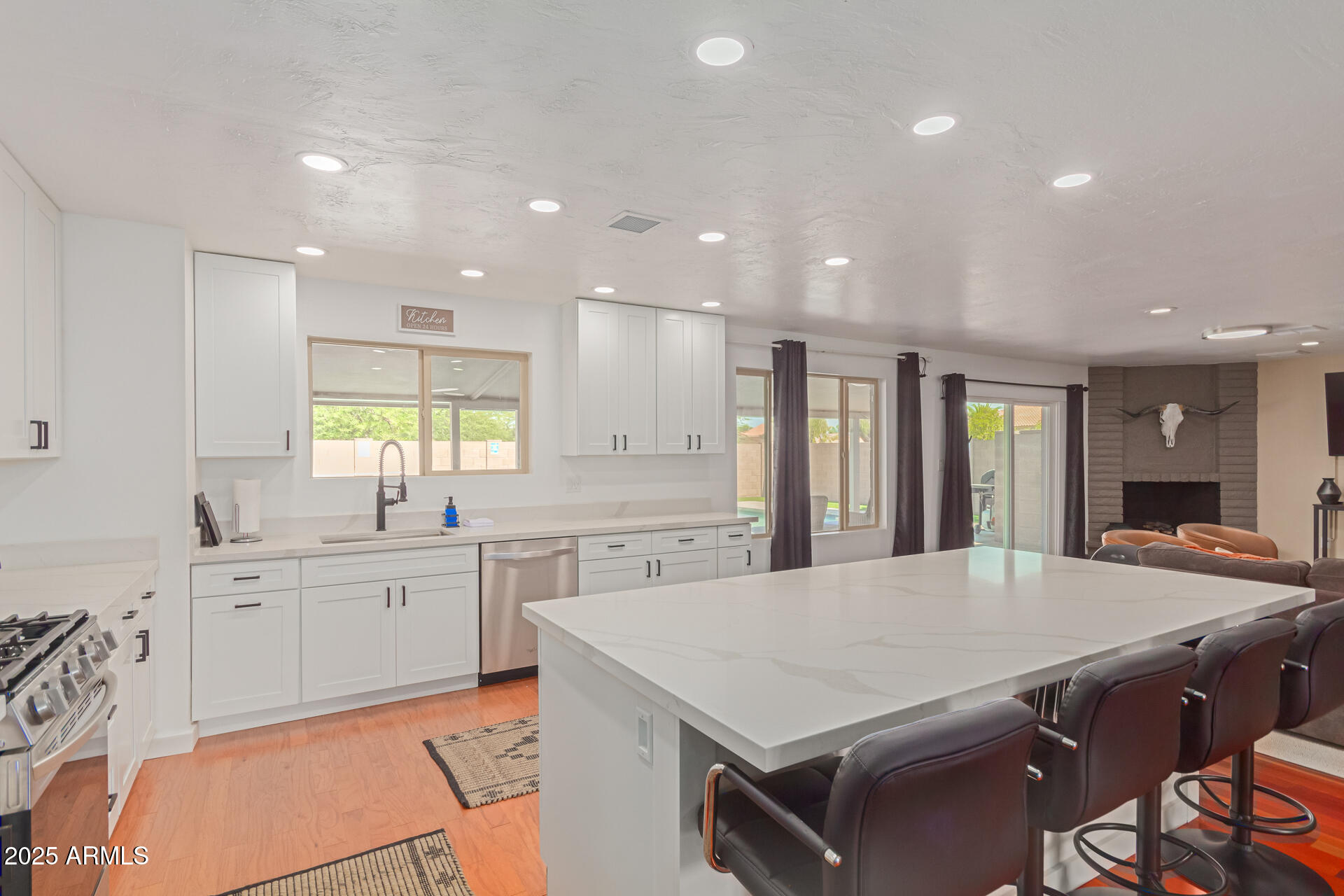 3142 E ALTADENA Avenue