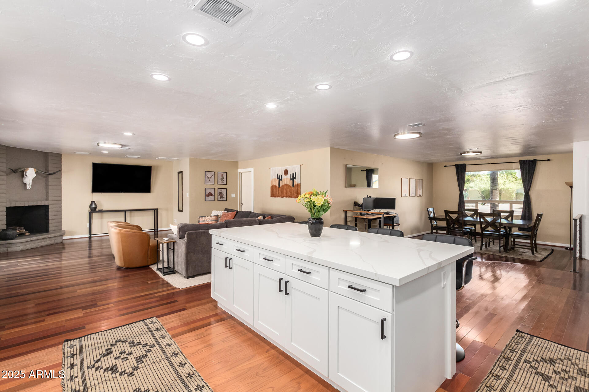 3142 E ALTADENA Avenue