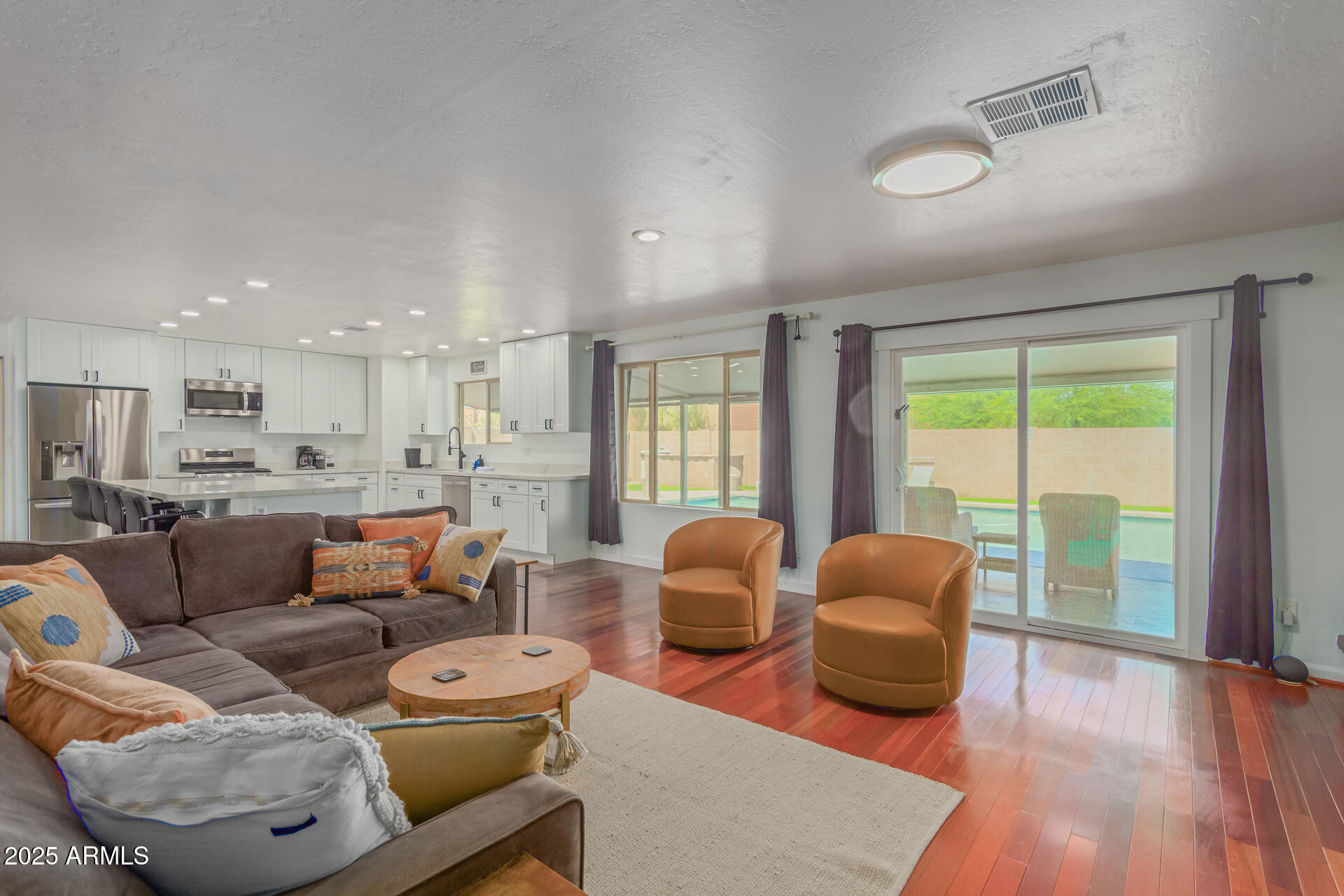 3142 E ALTADENA Avenue