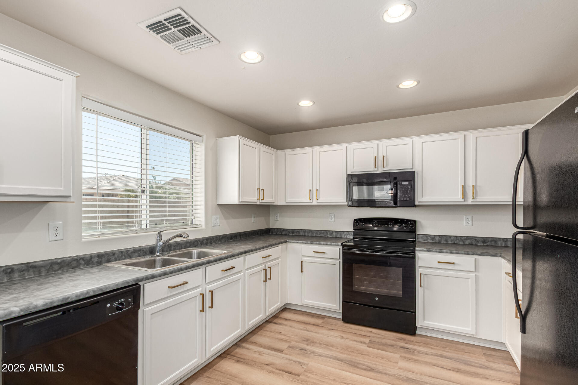41251 W CAHILL Drive