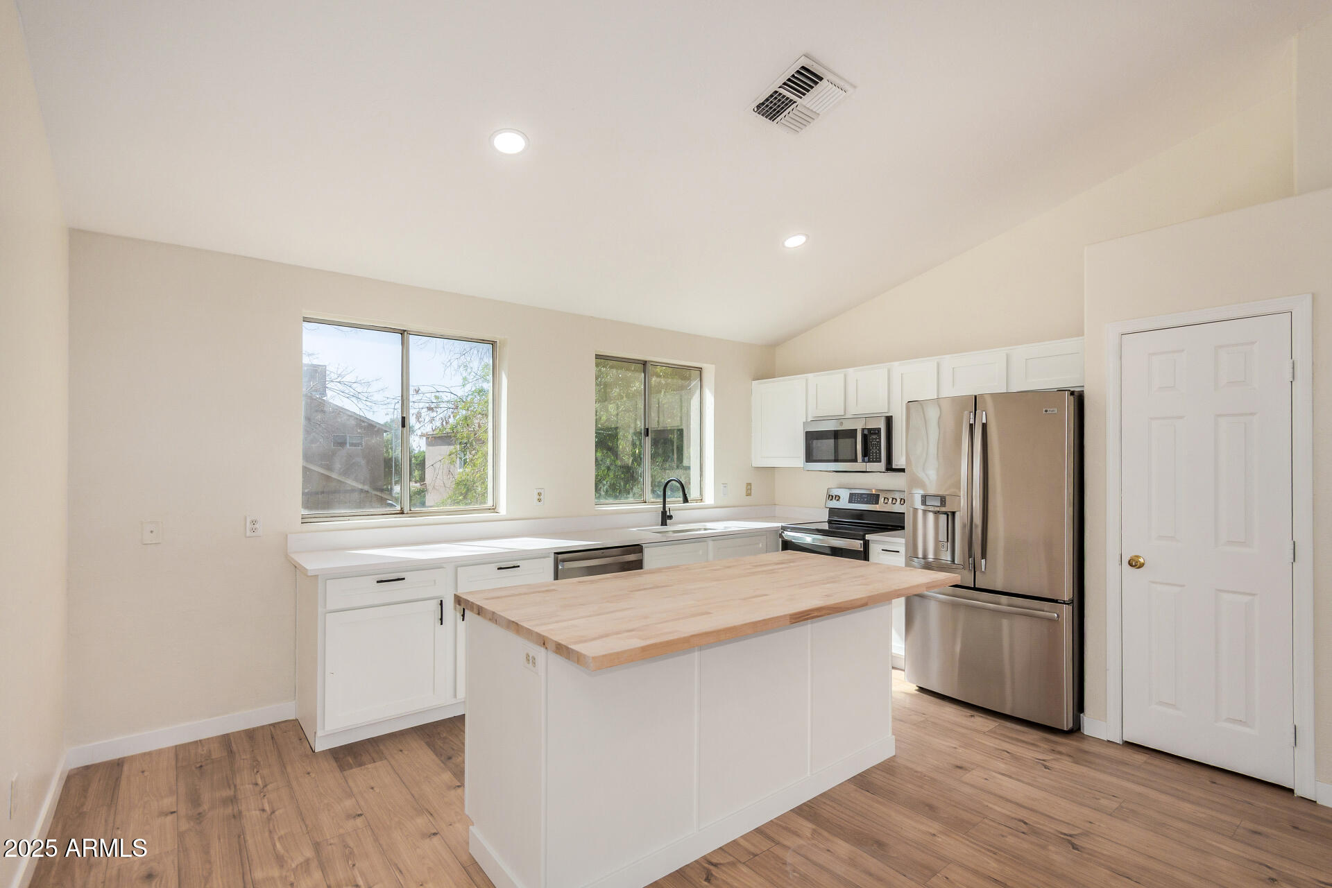 5043 W WHITTEN Street